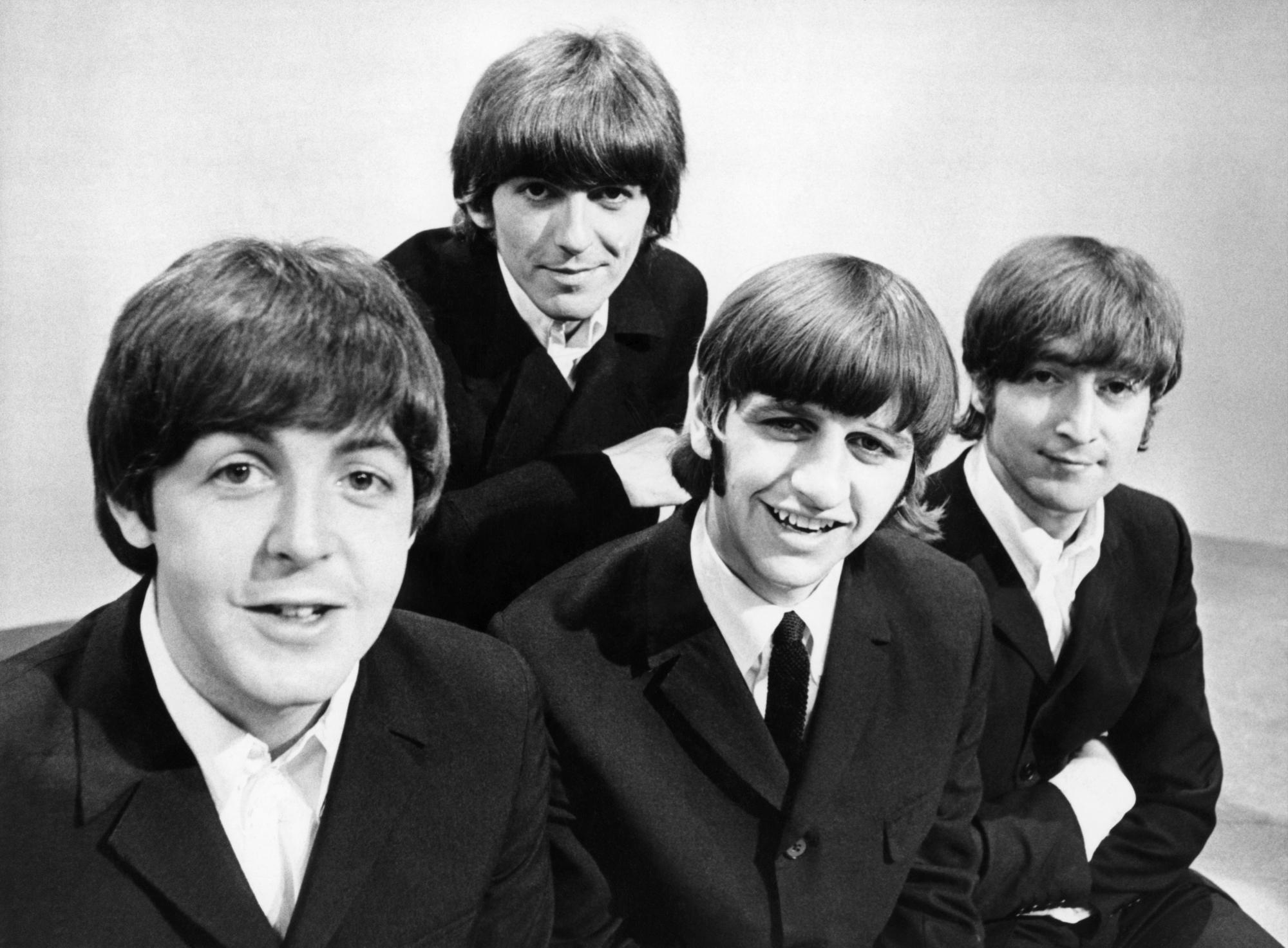 $!Los componentes del grupo The Beatles, Paul McCartney (bajista), George Harrison (guitarra), Ringo Starr (batería), y John Lennon (guitarra), durante un posado gráfico en los Estudiso de televisión de la BBC en Londres en 1966. EFE.