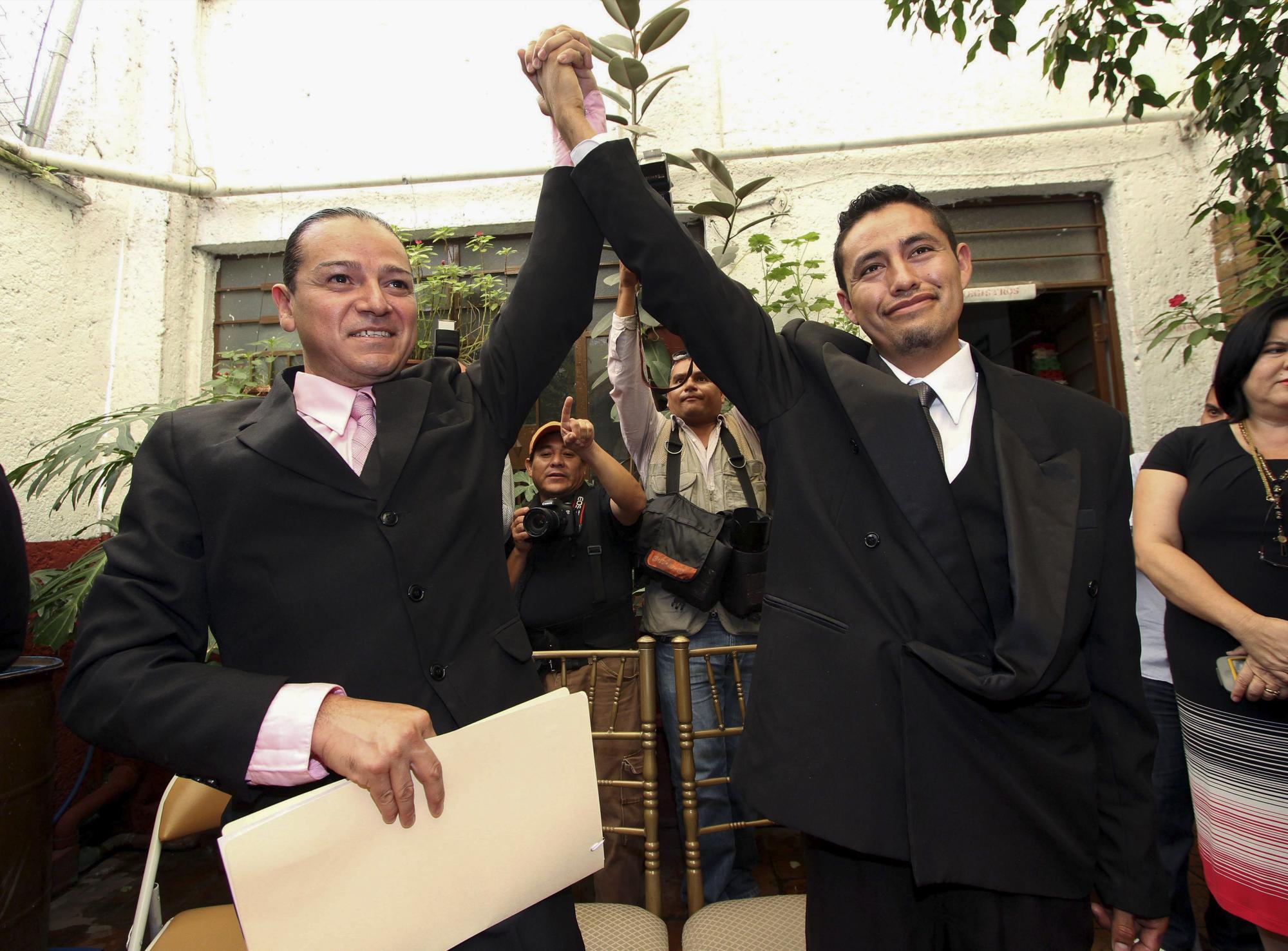 $!Jesús Fernando Covarrubias Monsiváis y Luis Alberto Reyes Soto, se convirtieron en la primera pareja del mismo sexo en contraer matrimonio igualitario en Coahuila.