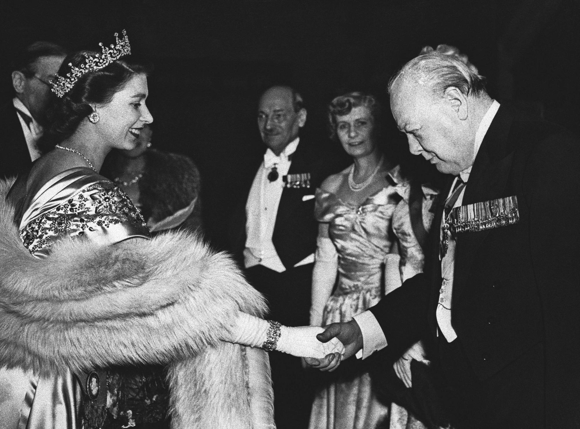 $!Fotografía del 22 de marzo de 1950 en donde la todavía princesa Isabel le da la mano al exprimer ministro británico Winston Churchill.