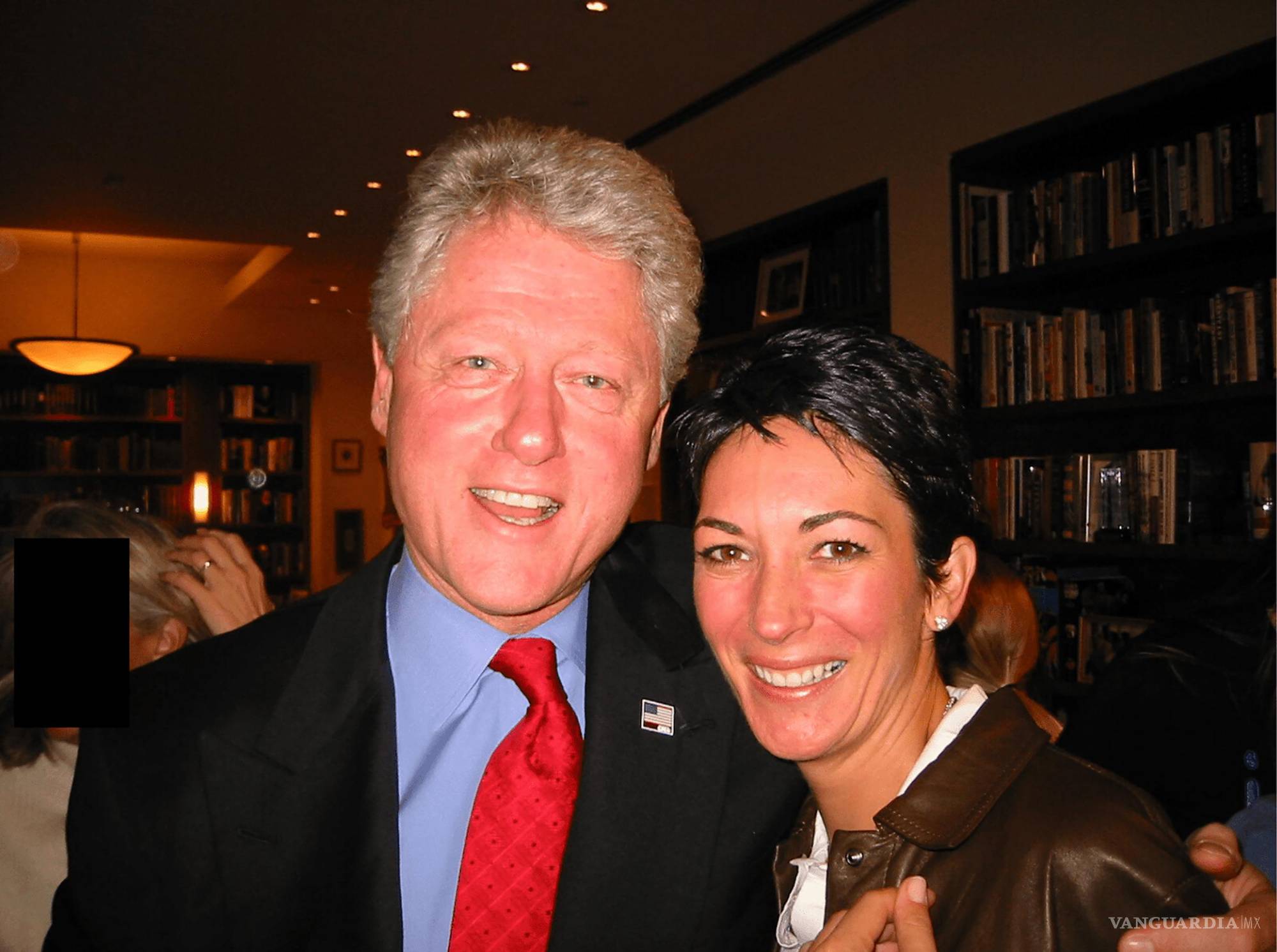 $!Bill Clinton y la socialité británica Ghislaine Maxwell, quien fue condenada por tráfico sexual de menores en el caso de Jeffrey Epstein.