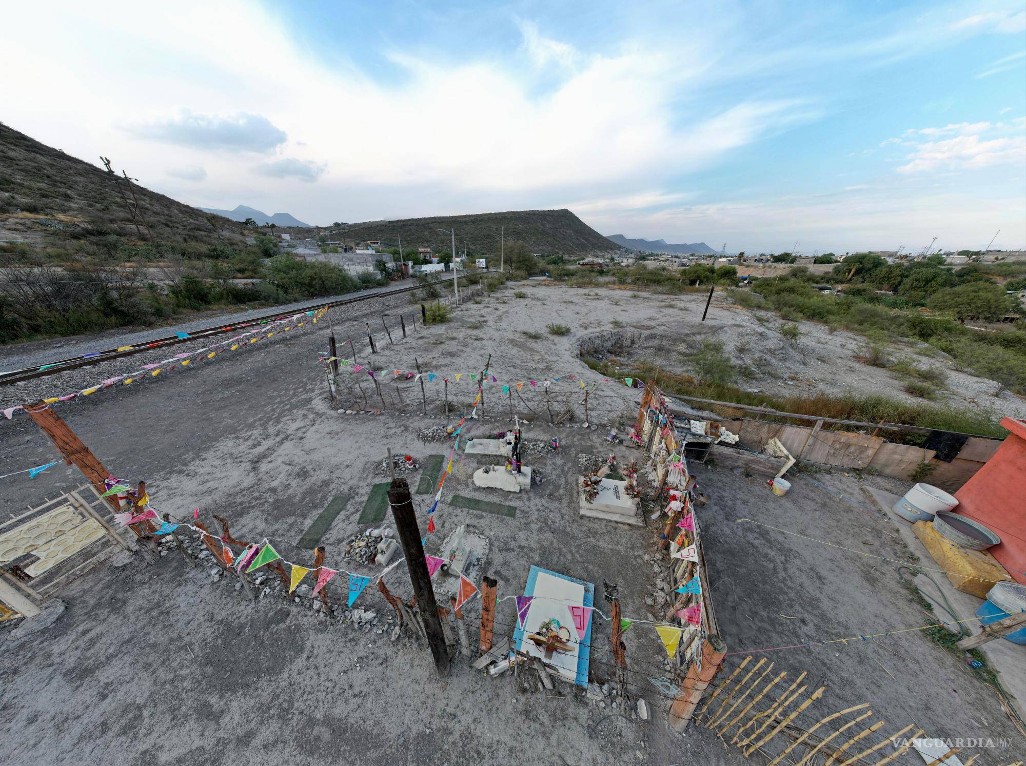 $!Once lápidas coloridas adornan el lugar, honrando a las víctimas, aunque no contienen restos humanos.