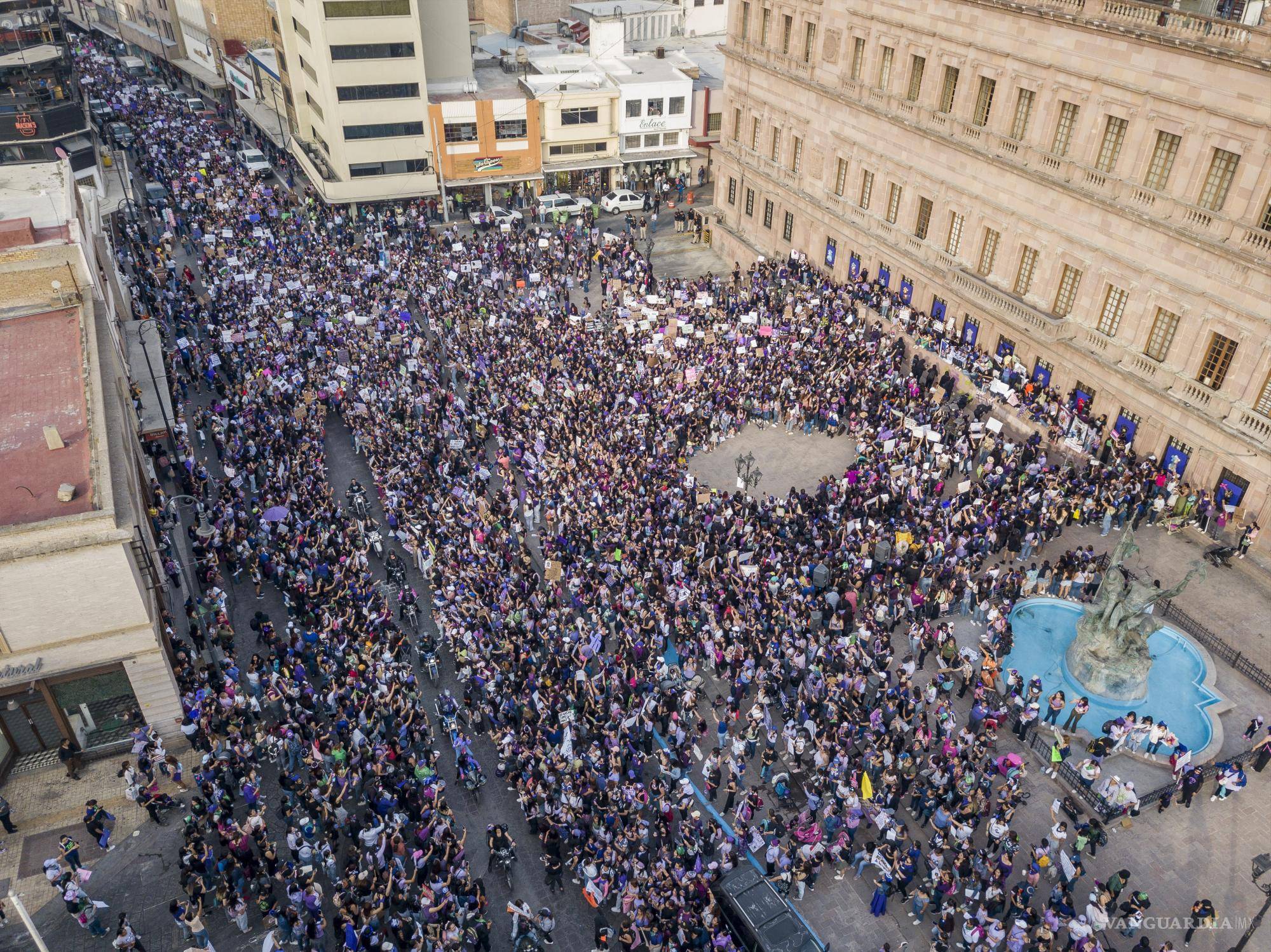 $!Imágenes aéreas de la marcha y mitin feminista del Día de la Mujer, en la Plaza de LA nueva Tlaxcala, junto a Palacio de Gobierno.