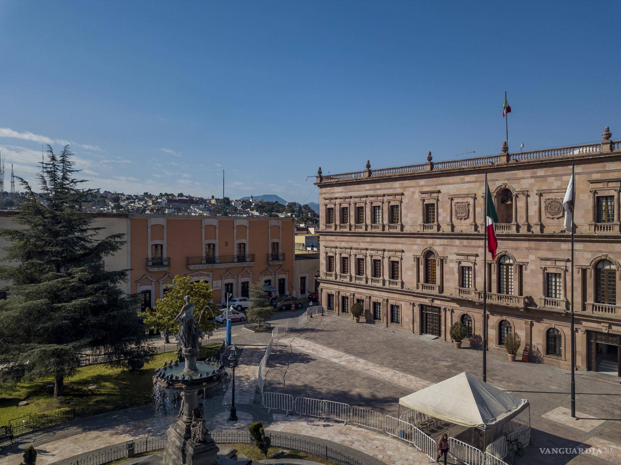 $!Vista actual de Palacio de Gobierno (izquierda) y antiguo Hotel Plaza (derecha).