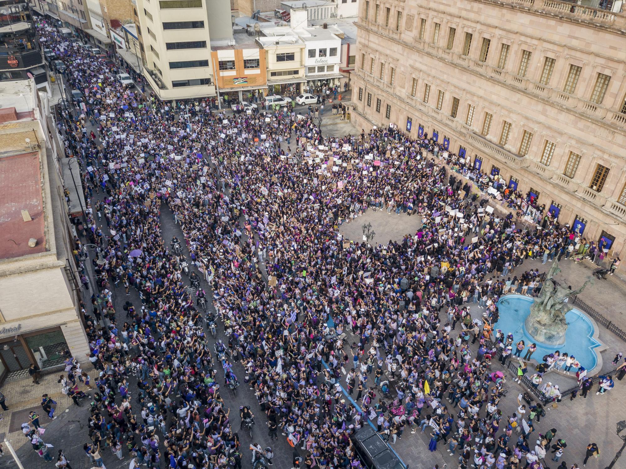 $!Imágenes aéreas de la marcha y mitin feminista del Día de la Mujer, en la Plaza de LA nueva Tlaxcala, junto a Palacio de Gobierno.