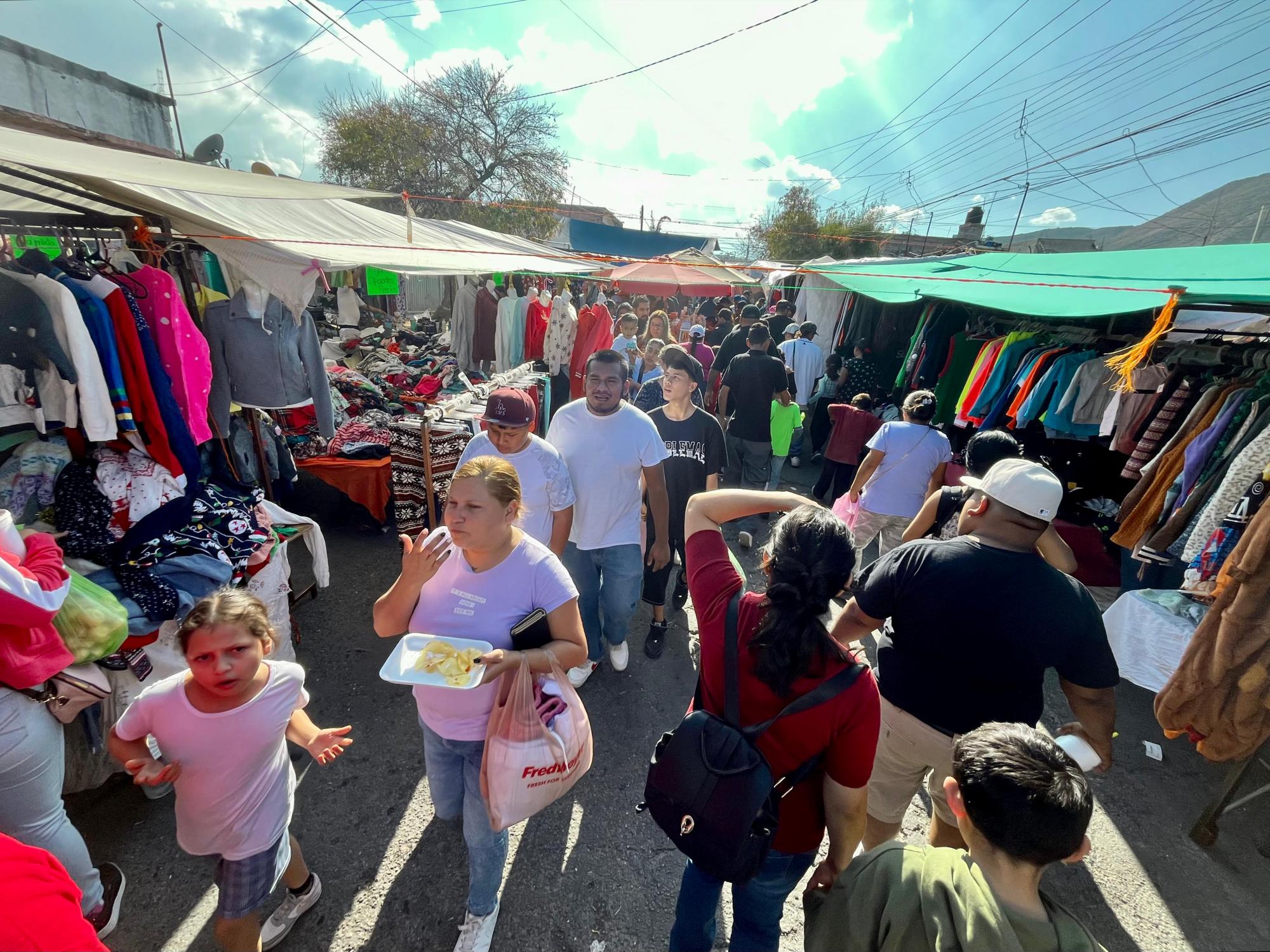 $!El mercado de la Guayulera estuvo muy concurrido este fin de semana.