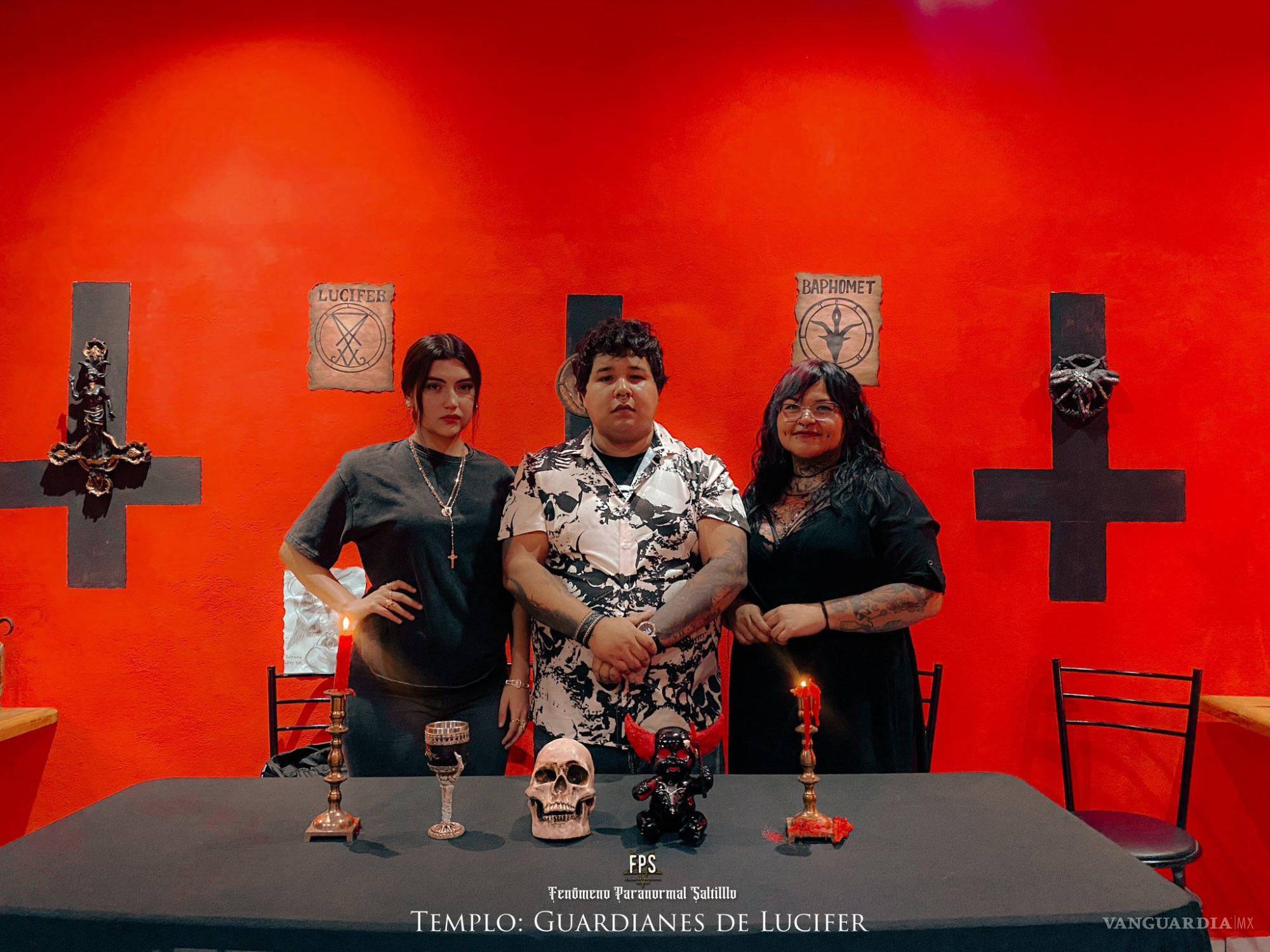 $!Evelyn, Ermak y Luna, encargados de la entrevista y la cobertura fotográfica durante la visita al primer templo satánico de Saltillo.