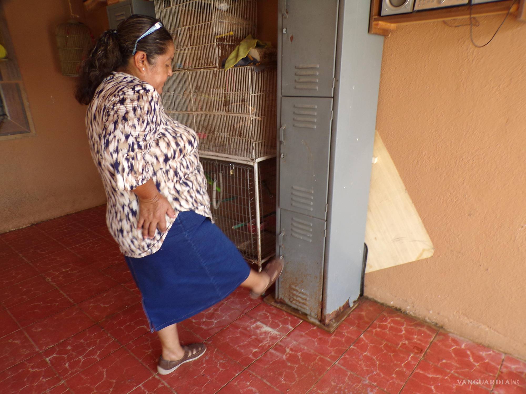 $!“Es mi patrimonio y lo voy a defender”, asegura Rosario, mientras muestra los daños que ha sufrido su hogar.