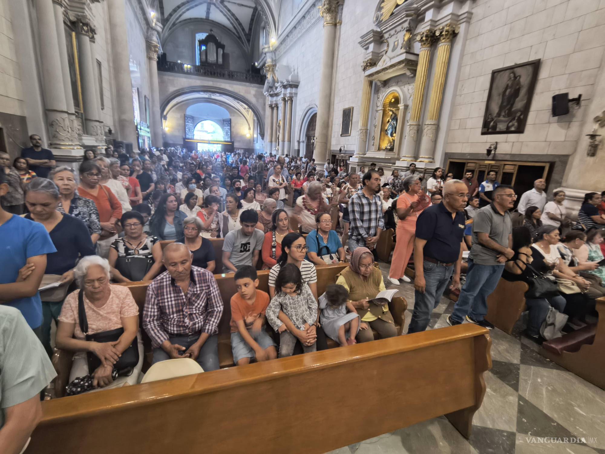 $!Desde las primeras horas del día, los devotos acudieron a las misas que iniciaron a las 5:00 de la mañana.