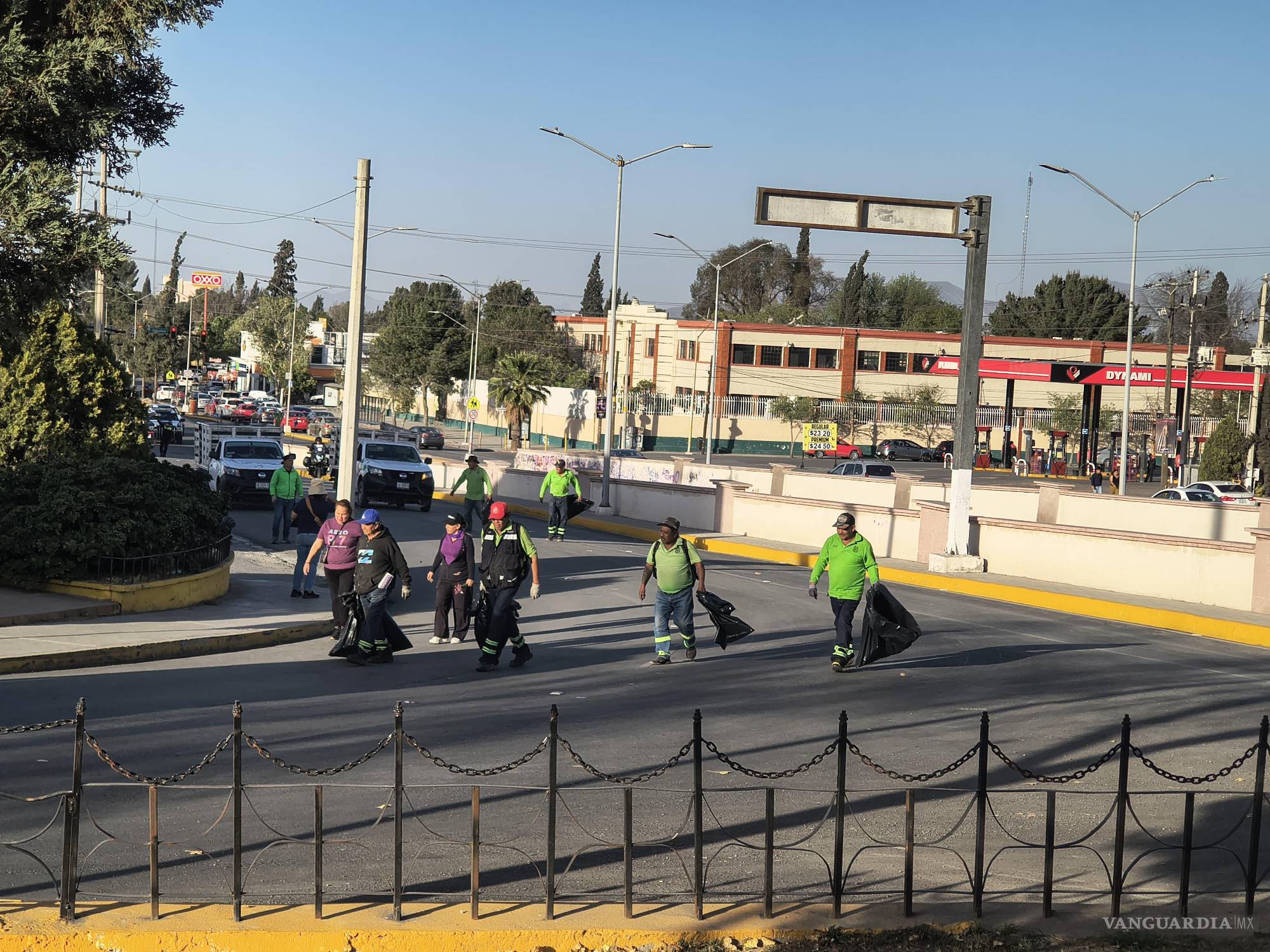 $!Personal del Ayuntamiento participó recogiendo la basura dejada al paso de la marcha.