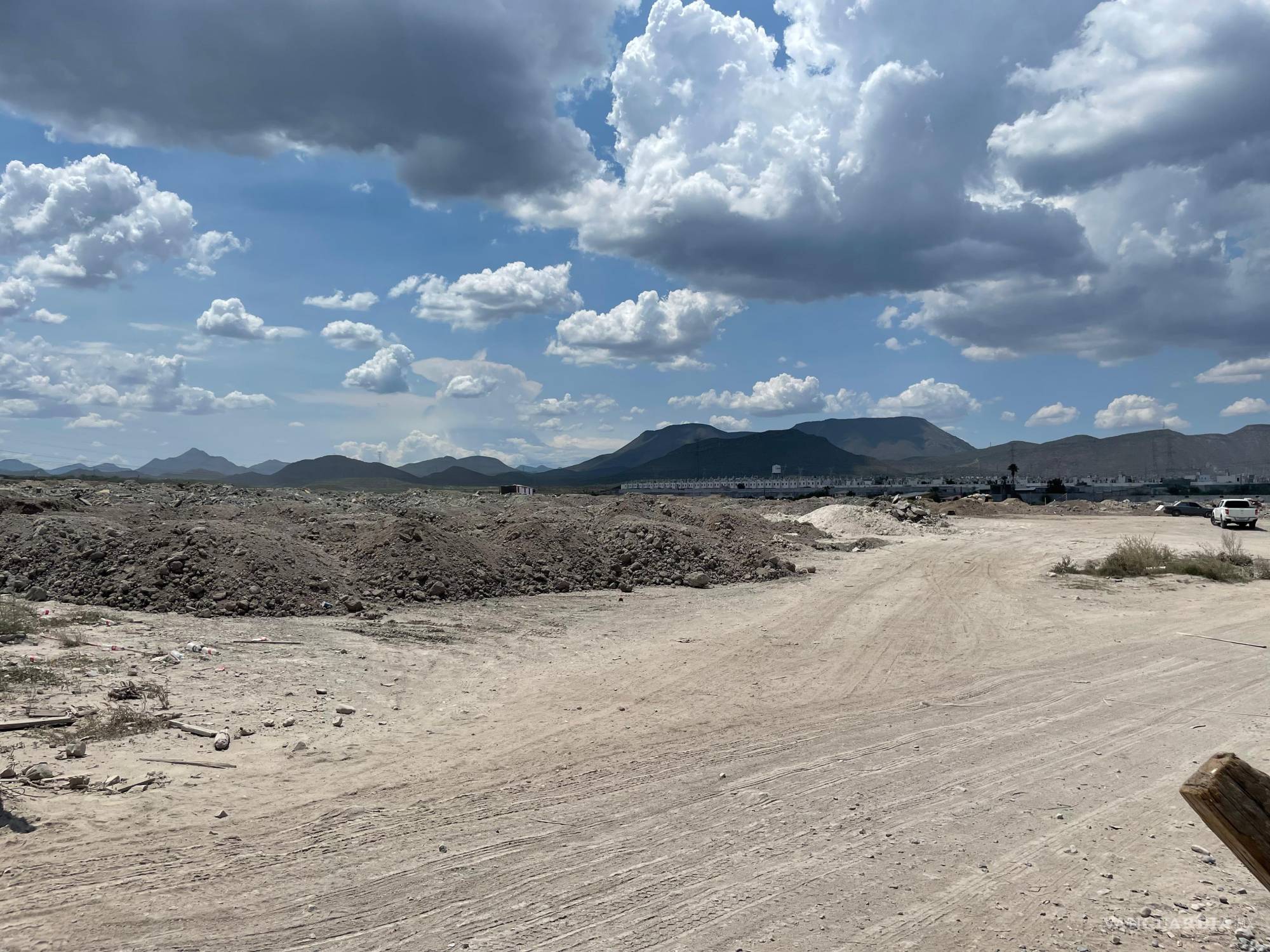 $!El escombrpo será utilizado para formar una plataforma en el terreno, dijo el encargado.