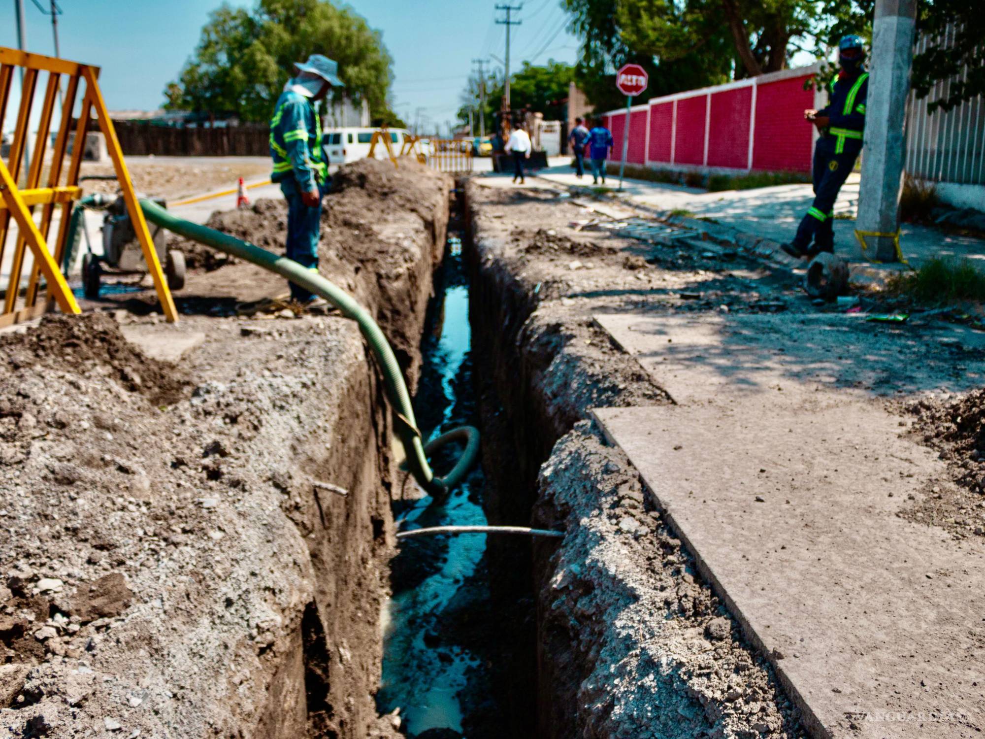 $!Vecinos de Santa Luz Analco ven resuelto un problema histórico con la renovación integral del drenaje sanitario, que incluye nuevas líneas y mayor capacidad de conducción.