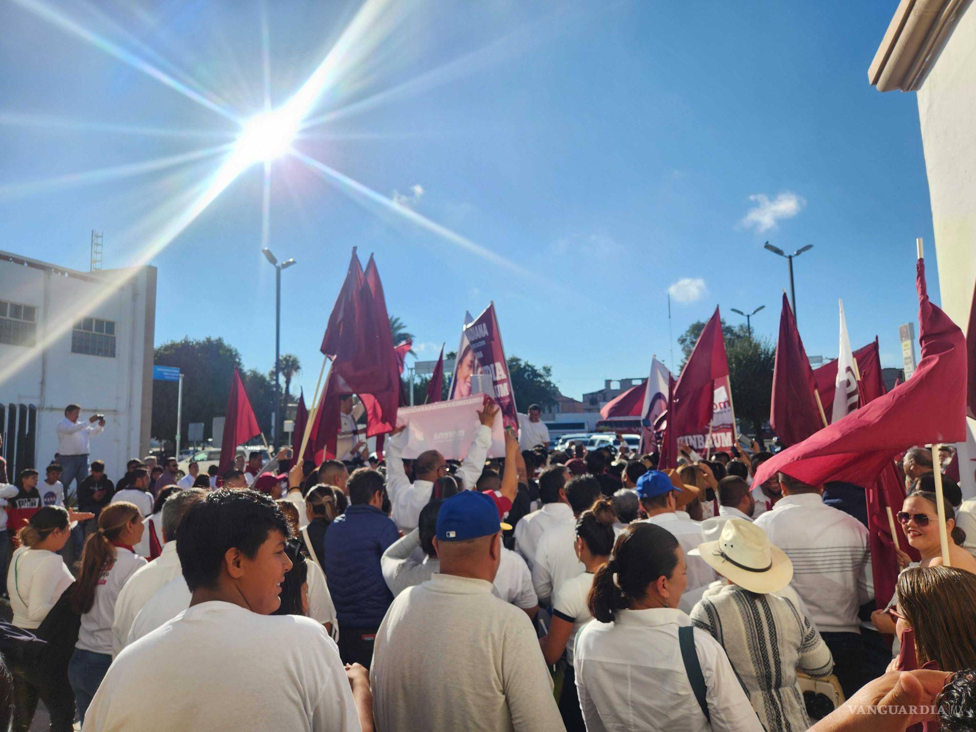 $!Afiliados a la Sección 35 del SNTE, recibieron con mantas, gritos, aplausos a la titular del Poder Ejecutivo de la CDMX.