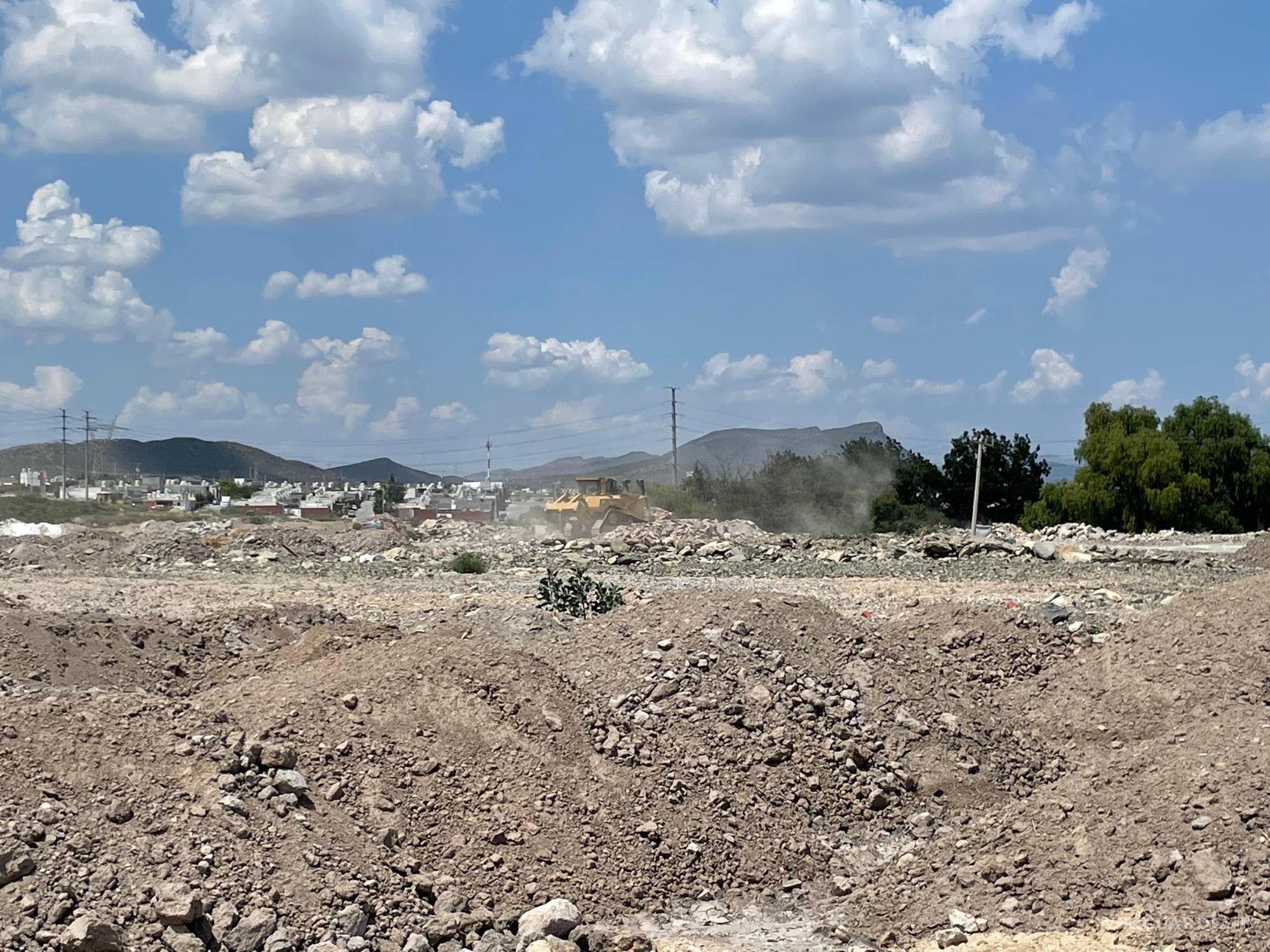 Vecinos de Ramos Arizpe reportan terreno con basura, aceite y escombro (video)