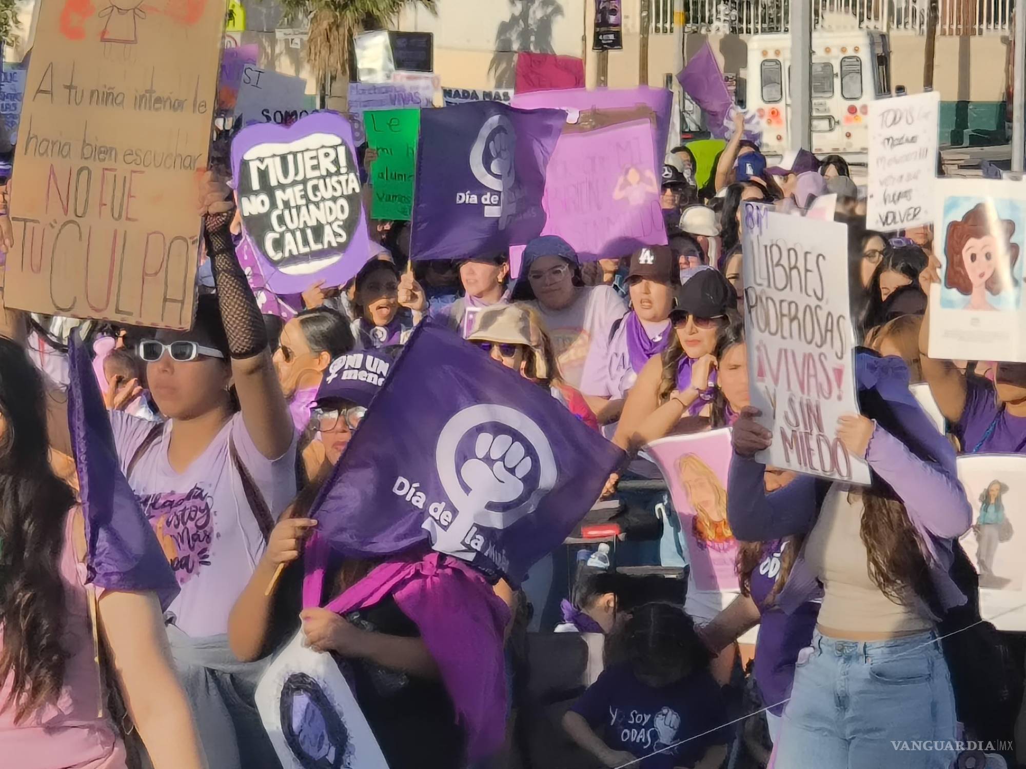 $!Cada pancarta, un reclamo a las autoridades. La manifestación del 8M en Saltillo reunió a mujeres de todas las profesiones y edades con un mismo propósito: transformar la sociedad.