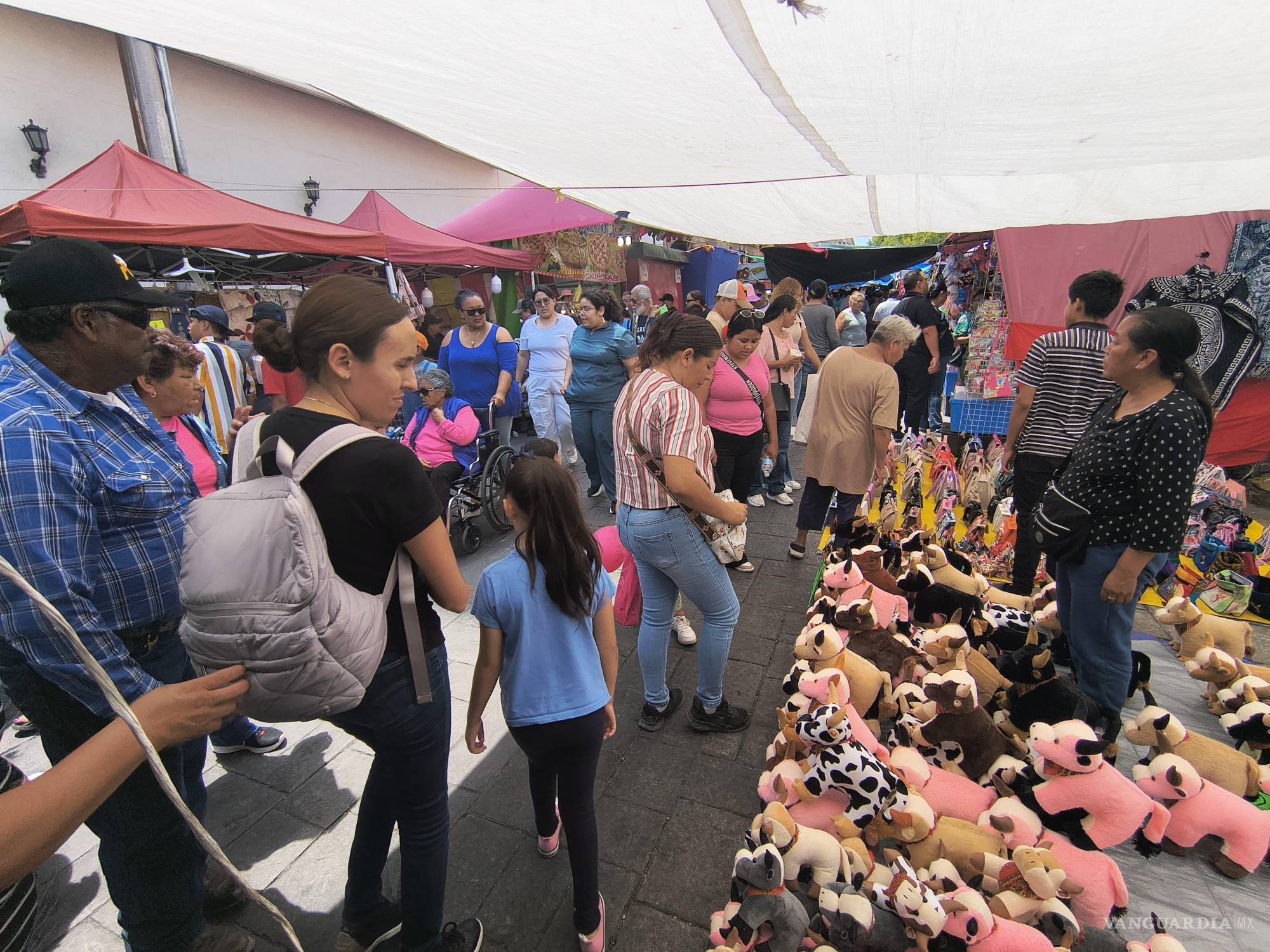 $!A pesar de los retrasos y el caos vehicular, la comunidad respondió con gran fervor a la celebración.