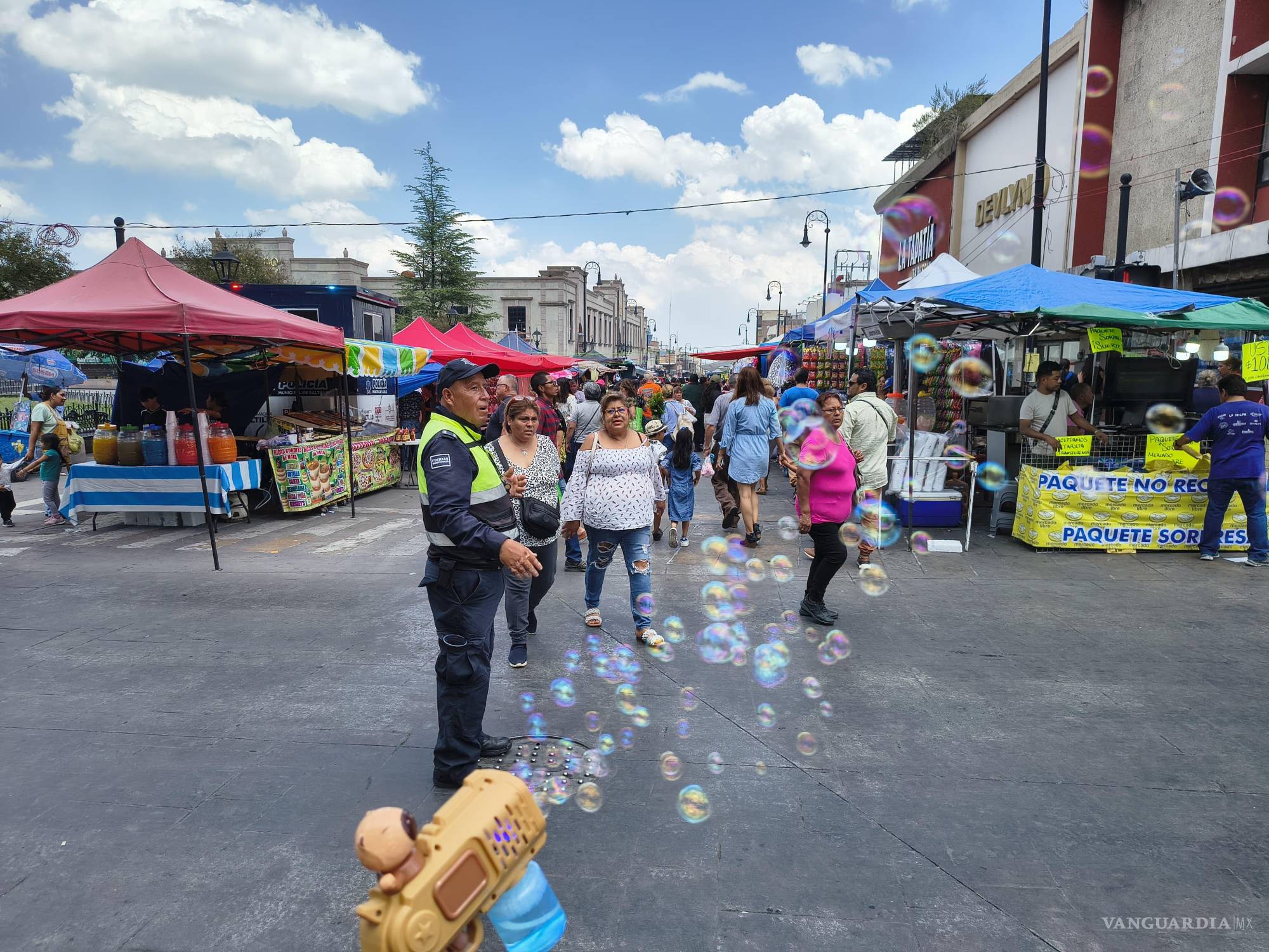 $!Fieles abarrotaron las calles aledañas, que fueron cerradas al tránsito debido a la alta afluencia.