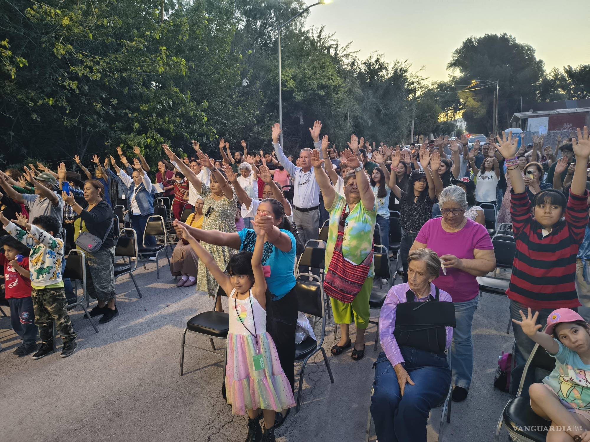 $!Vecinos de distintas colonias participaron en una limpia colectiva durante la segunda edición del Nogal Fest en Saltillo.