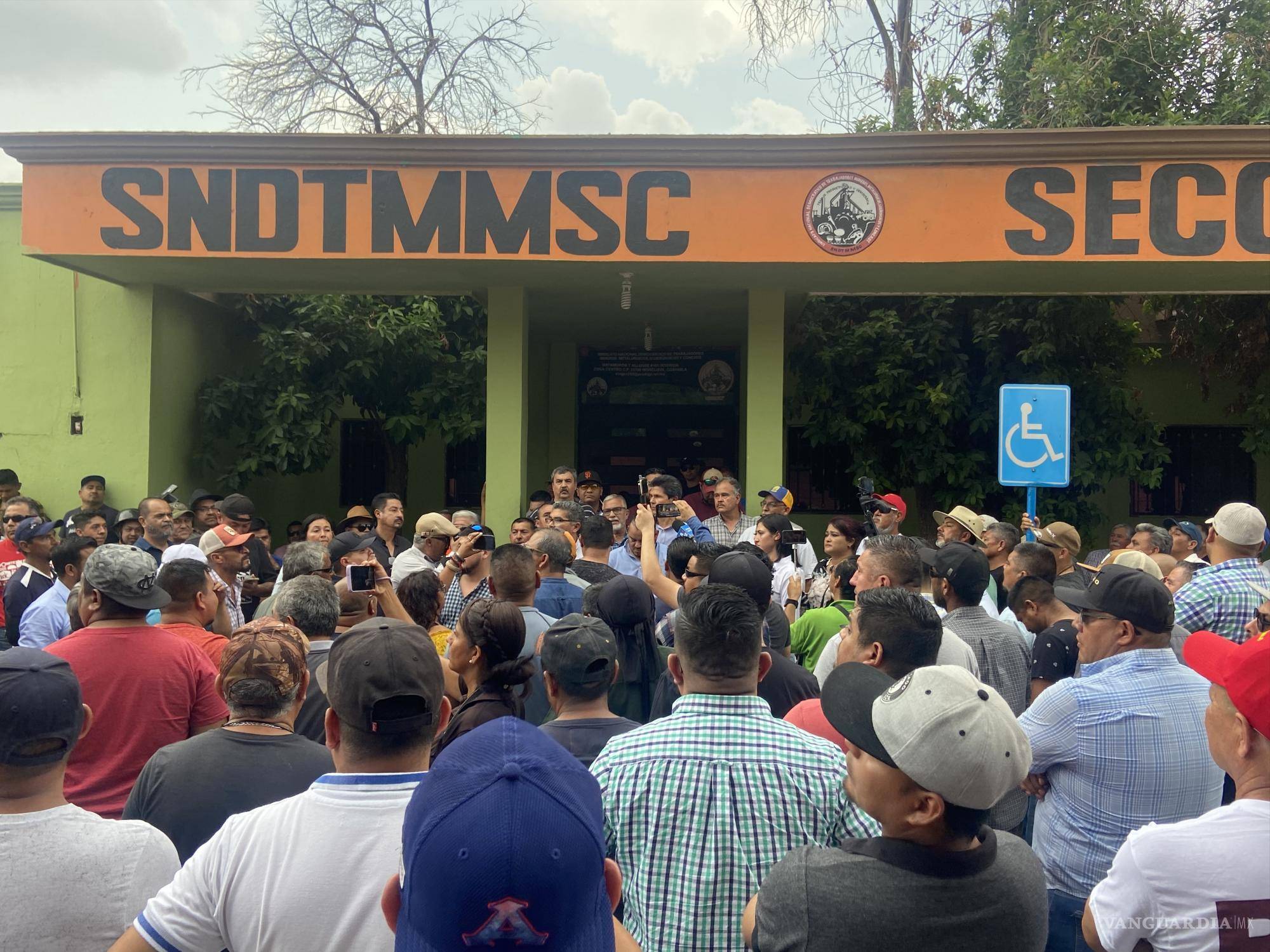 $!Los reclamos y protestas de los trabajadores han subido de tono en varios momentos.