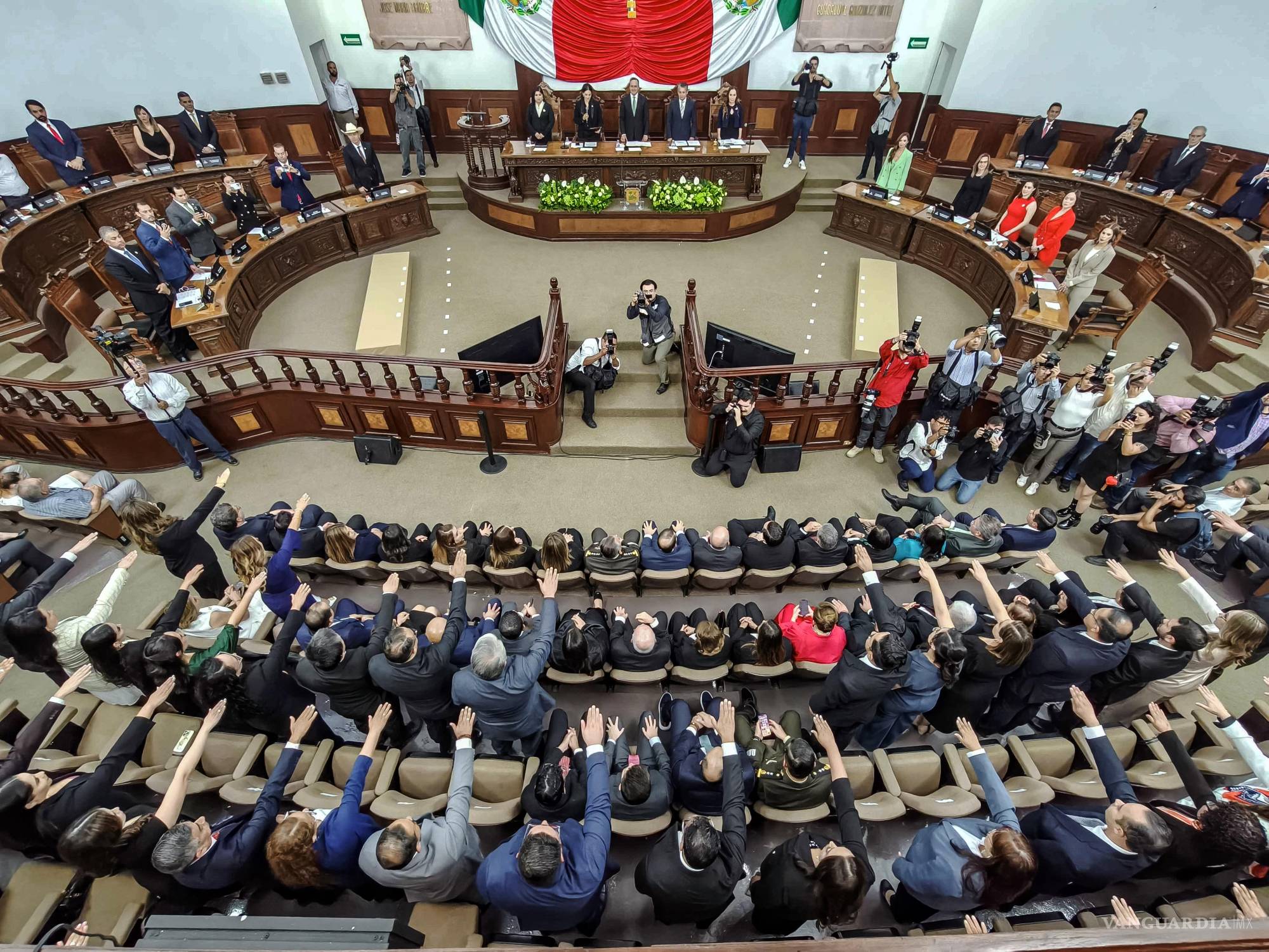 $!El polémico proceso electoral para elegir vía voto popular a los miembros del Poder Judicial culminó con la toma de protesta de Magistrados y juzgadores por parte del Congreso local y el gobernador Manolo Jiménez.