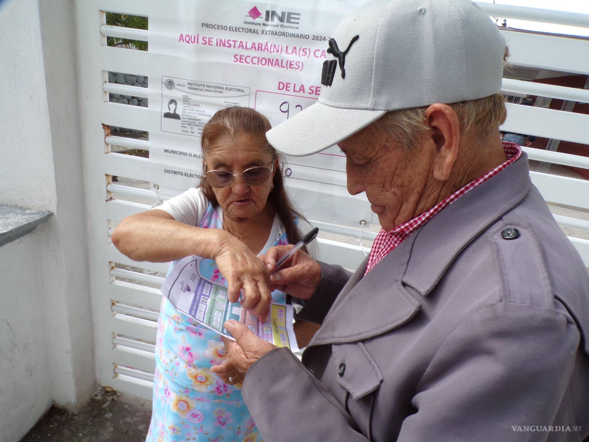 $!Una pareja de adultos mayores en Arteaga afirmaron que el “acordeón” se los entregó una lideresa.