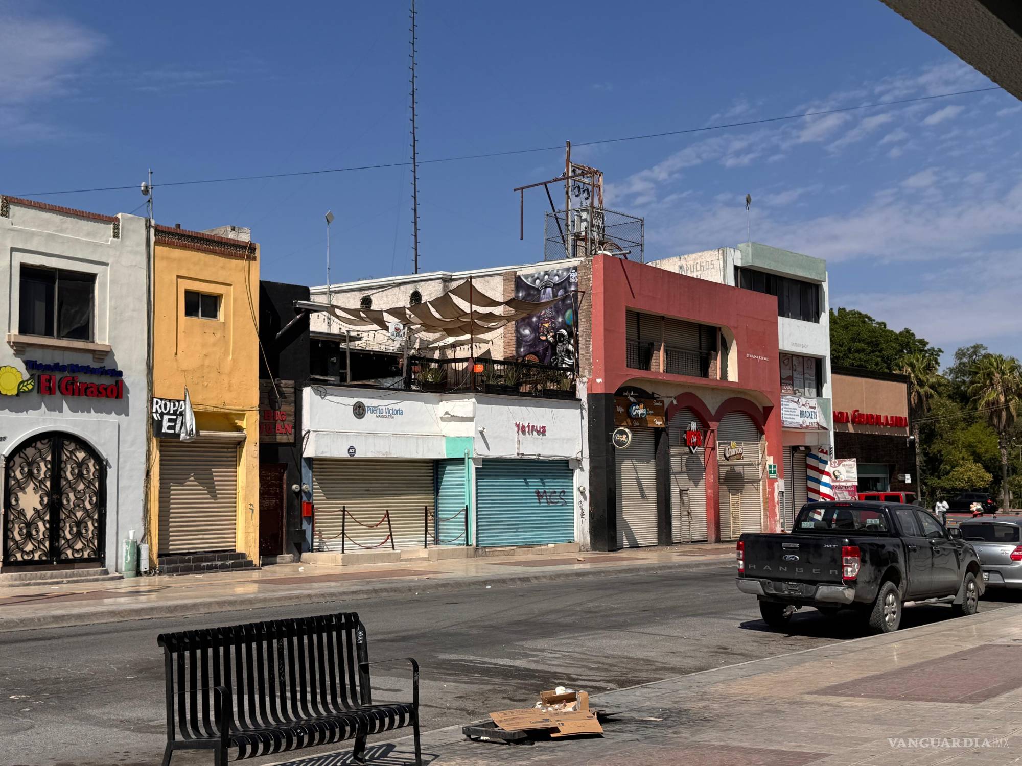 $!La que fue espacio de cortejo, comunidad y elegancia ahora es estridencia, prisa, obstáculos y fachadas desfiguradas