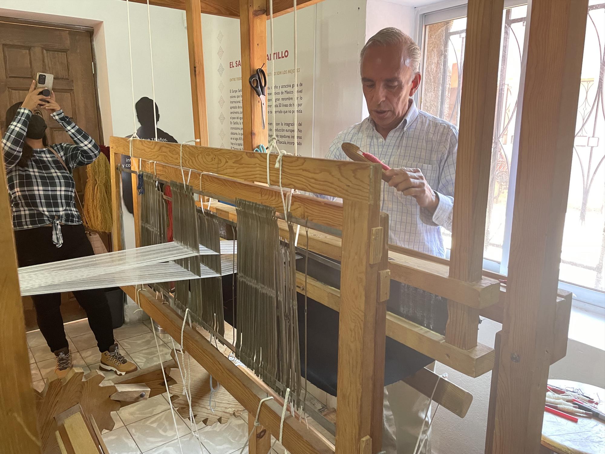 $!En la Escuela del Sarape se puede observar el trabajo de los maestros obrajeros realizando finas piezas con lana.