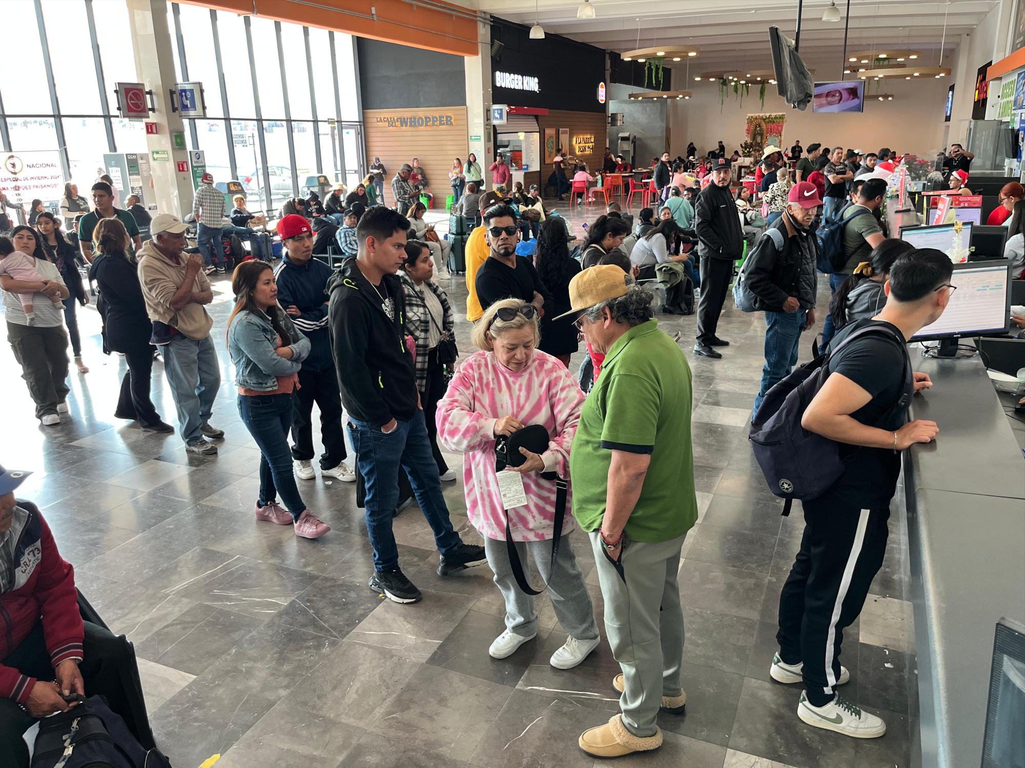 $!Decenas de viajeros abarrotaron la Central de Autobuses este domingo.