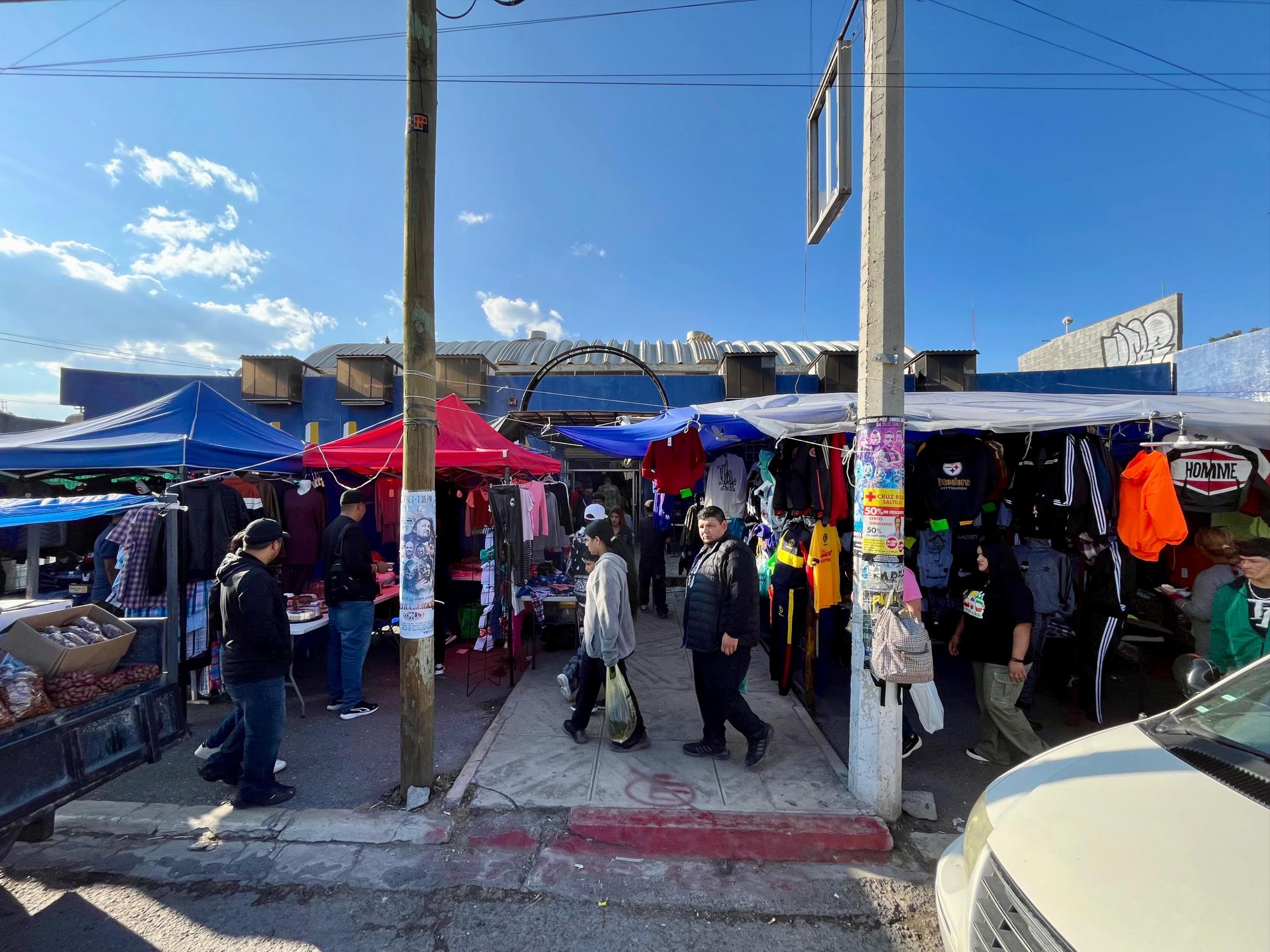 $!”Las Pulgas” del bulevar Antonio Cárdenas resultan una buena alternativa para la compra de los regalos.