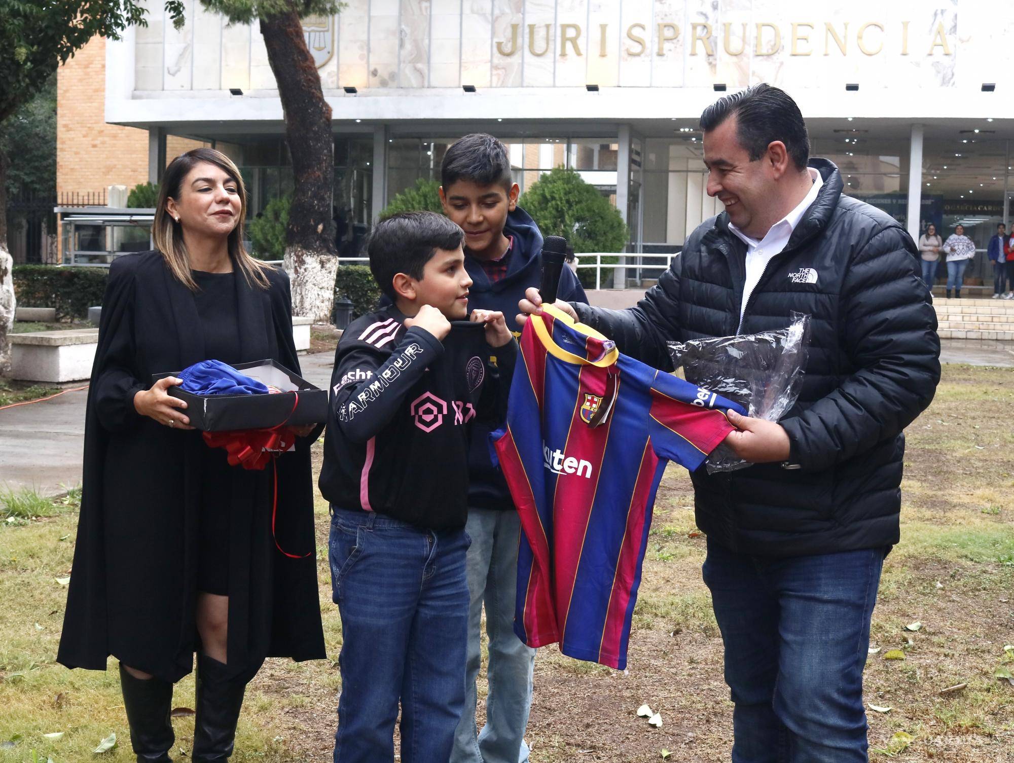 $!El director de la Facultad de Jurisprudencia, Alfonso Yáñez Arreola, compartió su opinión sobre el impacto de Manu en la comunidad universitaria durante la celebración de su cumpleaños.