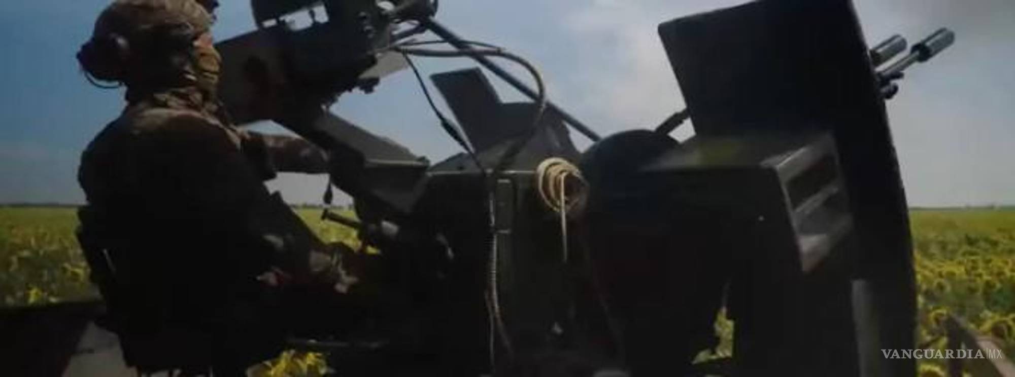 $!Un soldado ucraniano dispara contra soldados rusos durante la Operación Vivaldi.