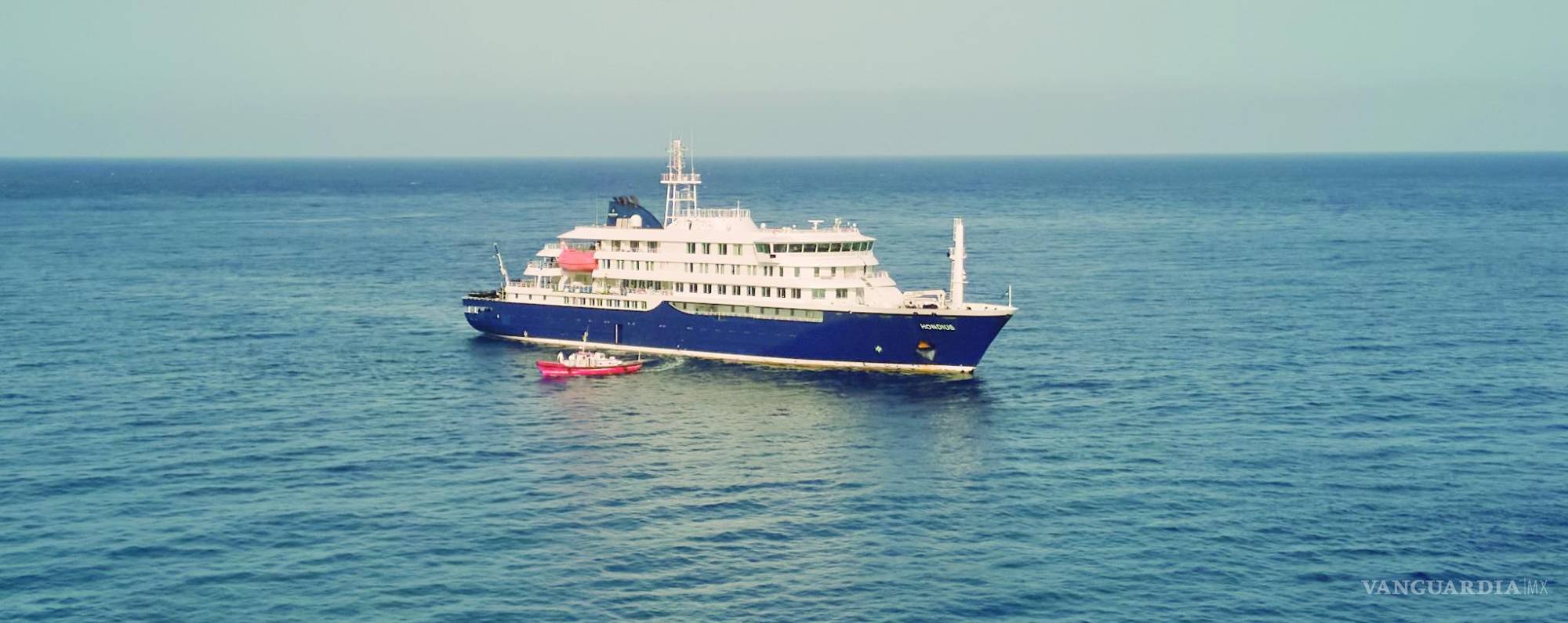 $!Vista del crucero MV Hondius, donde se han confirmado cinco casos del hantavirus, una enfermedad mortal que se transmite principalmente de roedores a humanos. Tres pasajeros han muerto en relación con el brote.