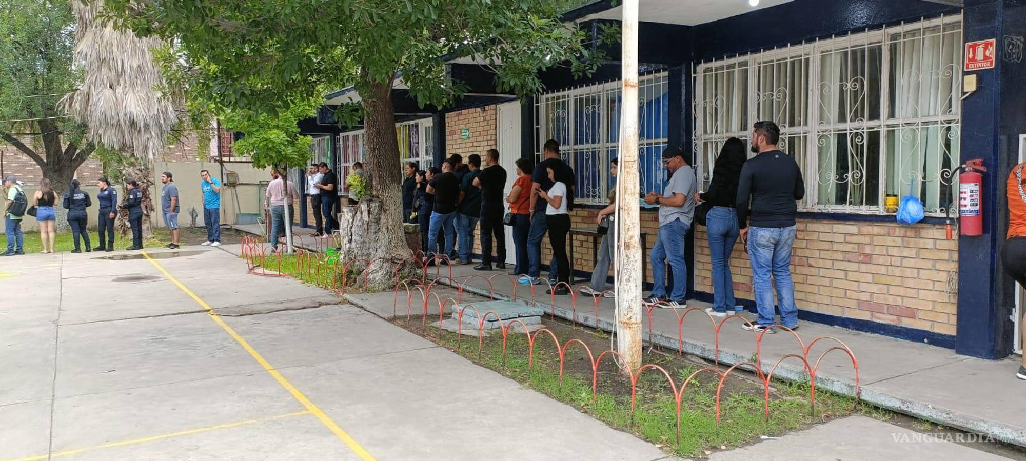 $!Las casillas del Distrito 02 iniciaron con retrasos debido a la ausencia de funcionarios, aunque las autoridades electorales lograron estabilizar gradualmente la instalación y operación de los centros de votación.