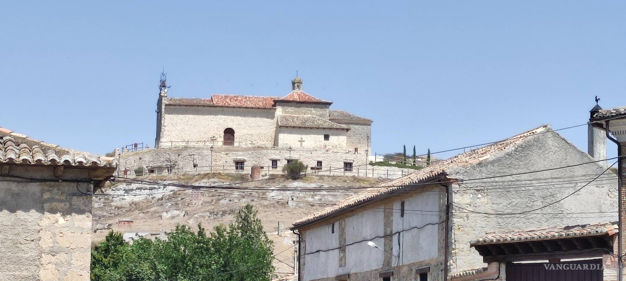 $!Vista de la Ermita de Santa María del Castillo, en lo alto de Trigueros del Valle, donde se encuentran el ‘exvoto’.
