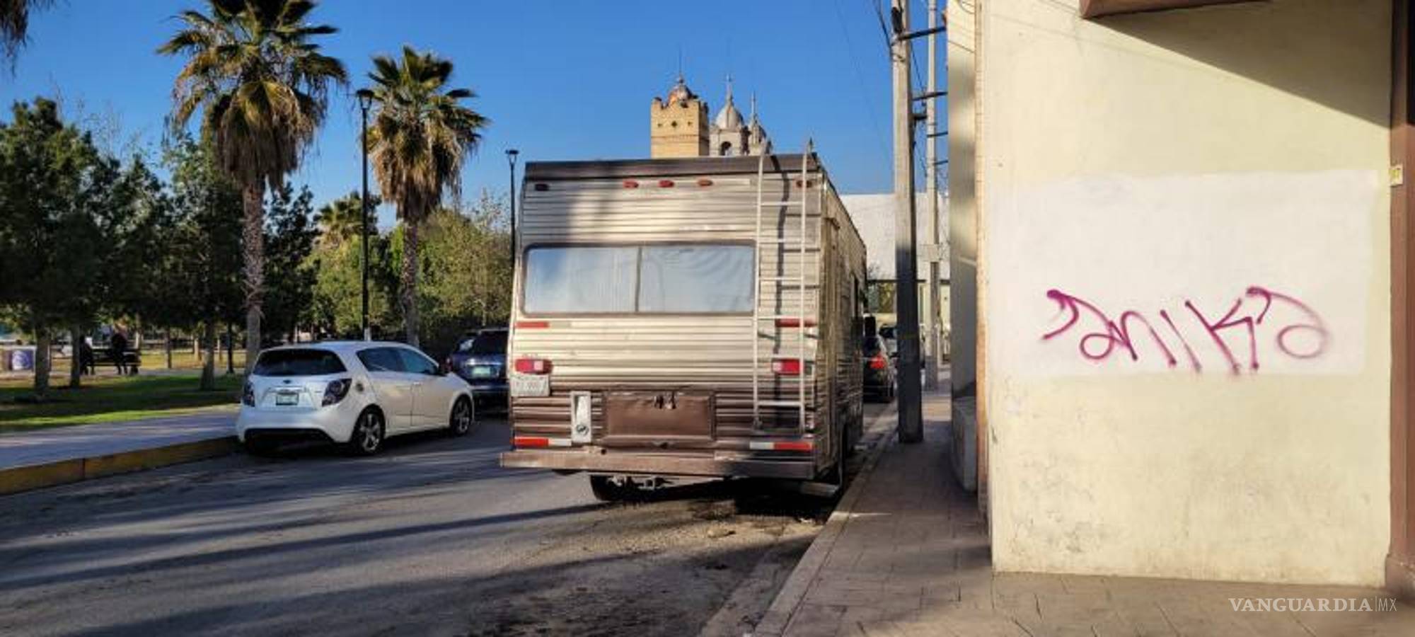$!Dejan automóvil abandonado en pleno centro histórico por más de 3 años.