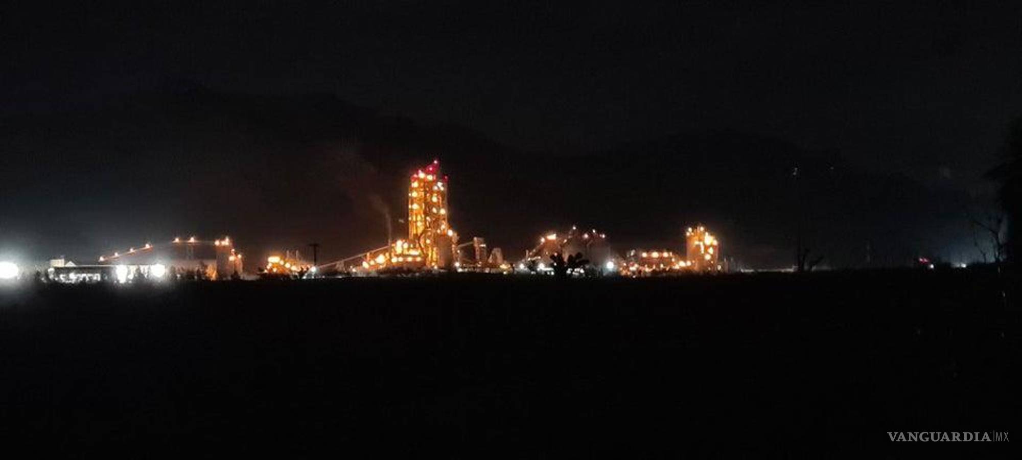 $!La iluminación de la planta es visible desde diversos puntos.