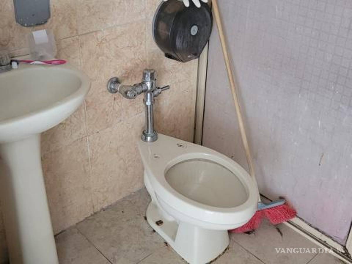 $!Familiares de personas que están internadas en el HGS declararon que en algunas habitaciones no hay agua en los baños.