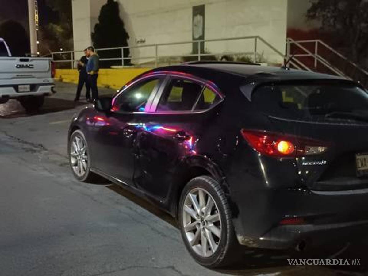 $!Al llegar los oficiales de Tránsito Municipal exigieron la devolución de las joyas al hombre.