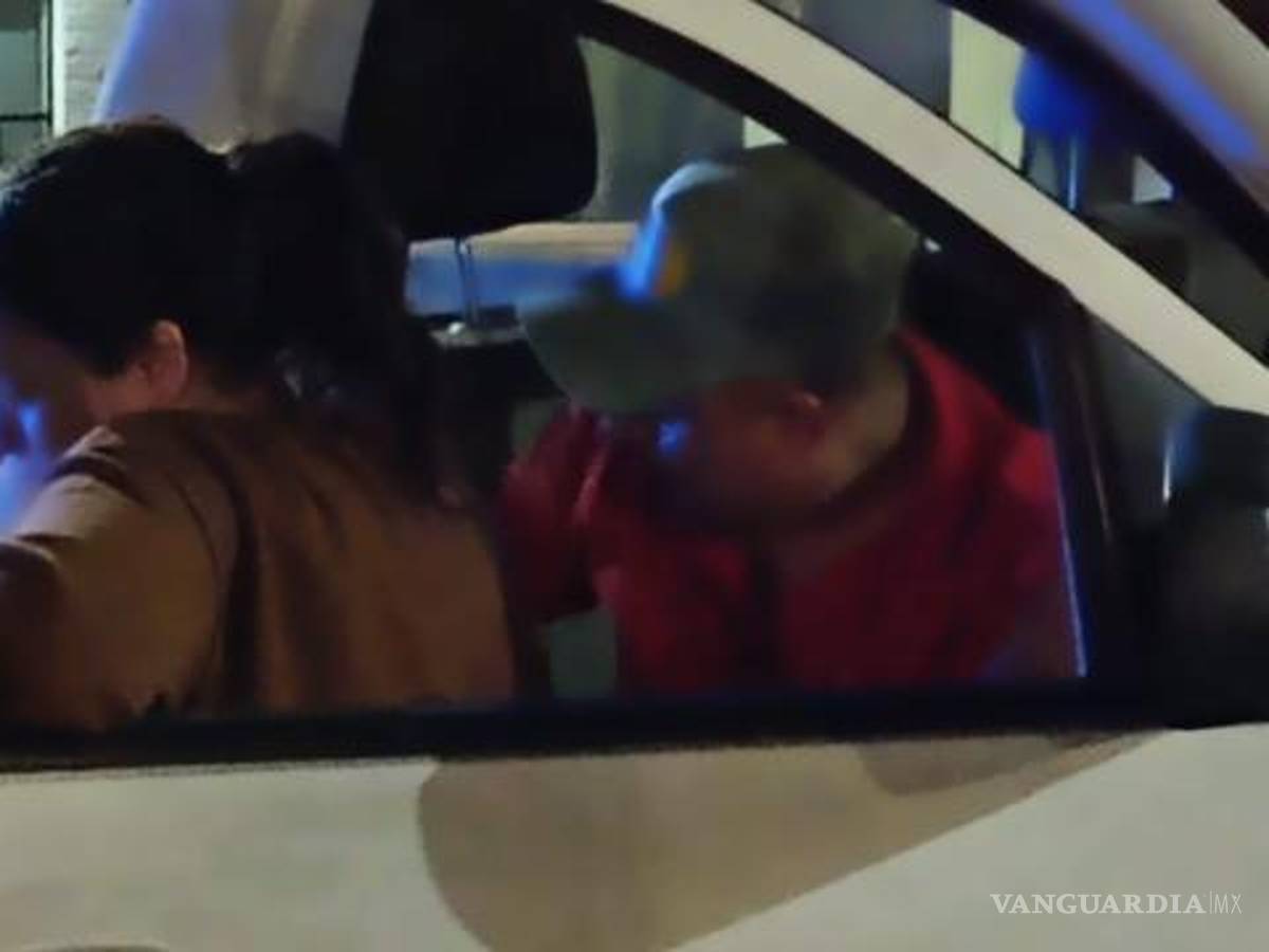 $!Los policías aseguraron al conductor ebrio.