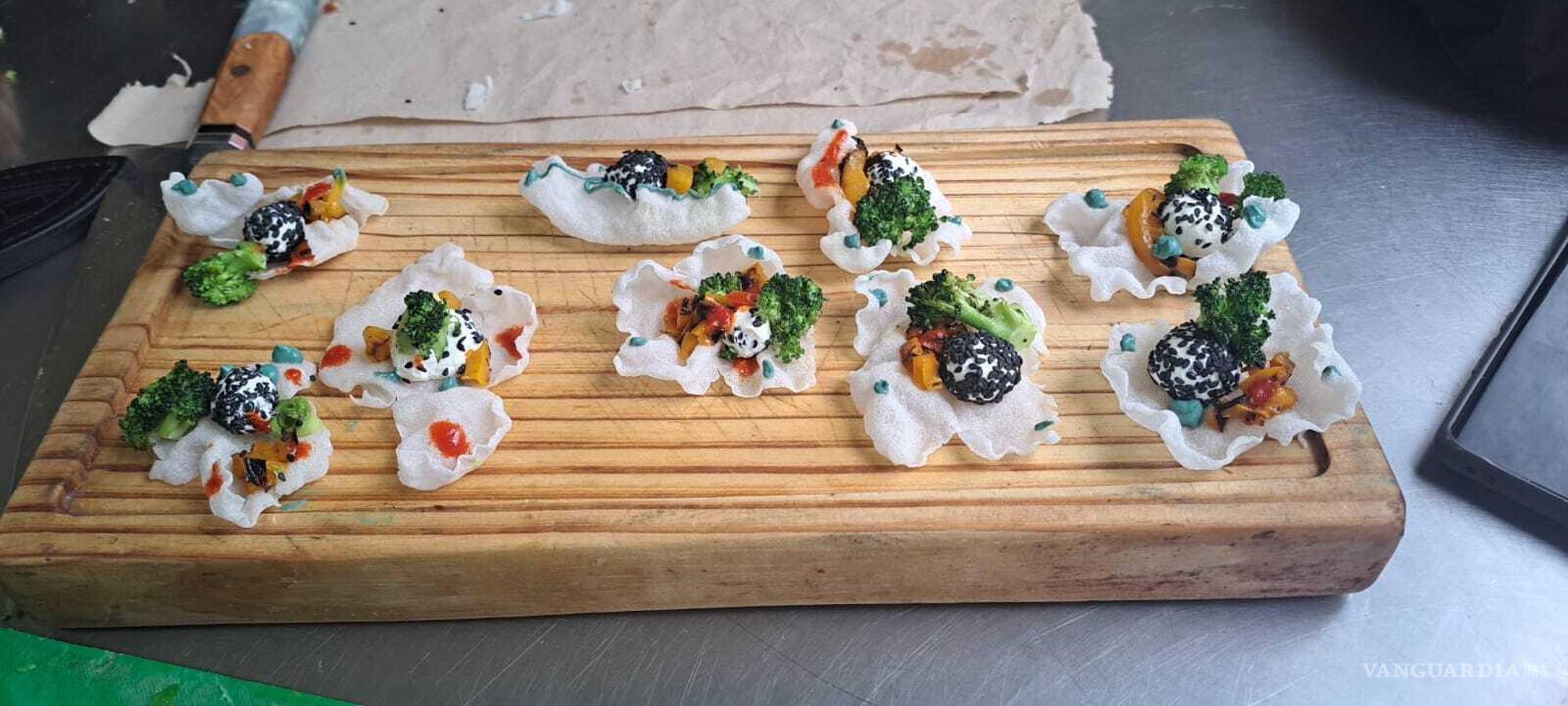 $!La chef Amanda Covarrubias explicó que los bocadillos inspirados en la música de Pink Floyd fueron diseñados para evocar sensaciones a través del sabor y la presentación.