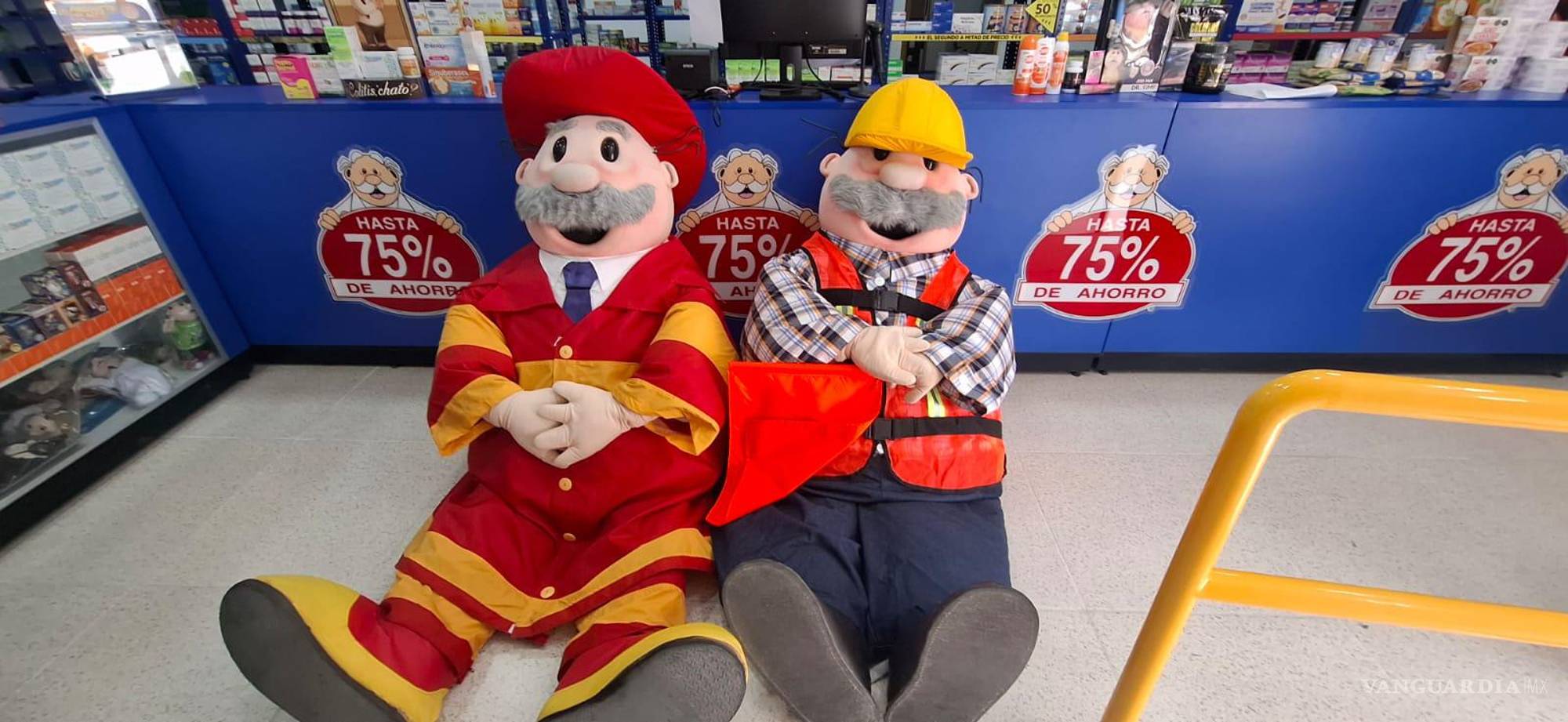 $!La botarga del Dr. Simi puede alcanzar temperaturas de hasta 49 grados centígrados en su interior, relató el estudiante.