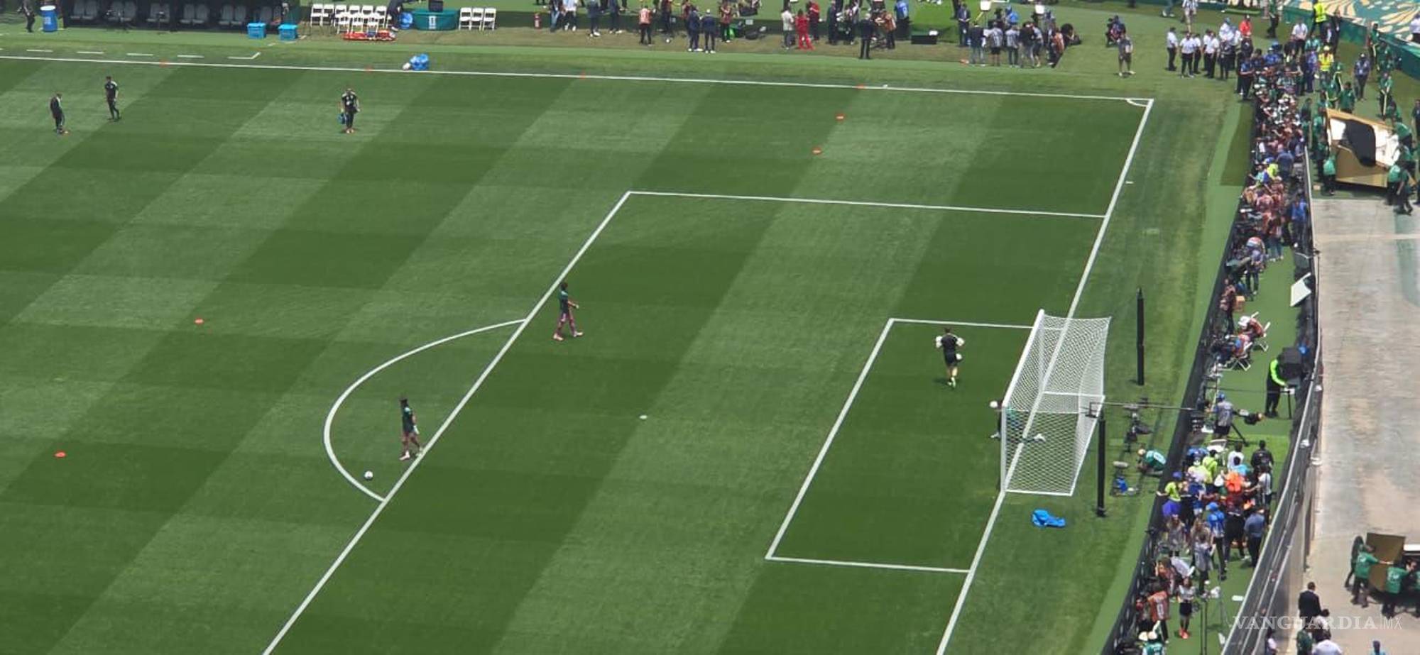 $!Futbolistas realizan ejercicios de calentamiento antes del encuentro inaugural.