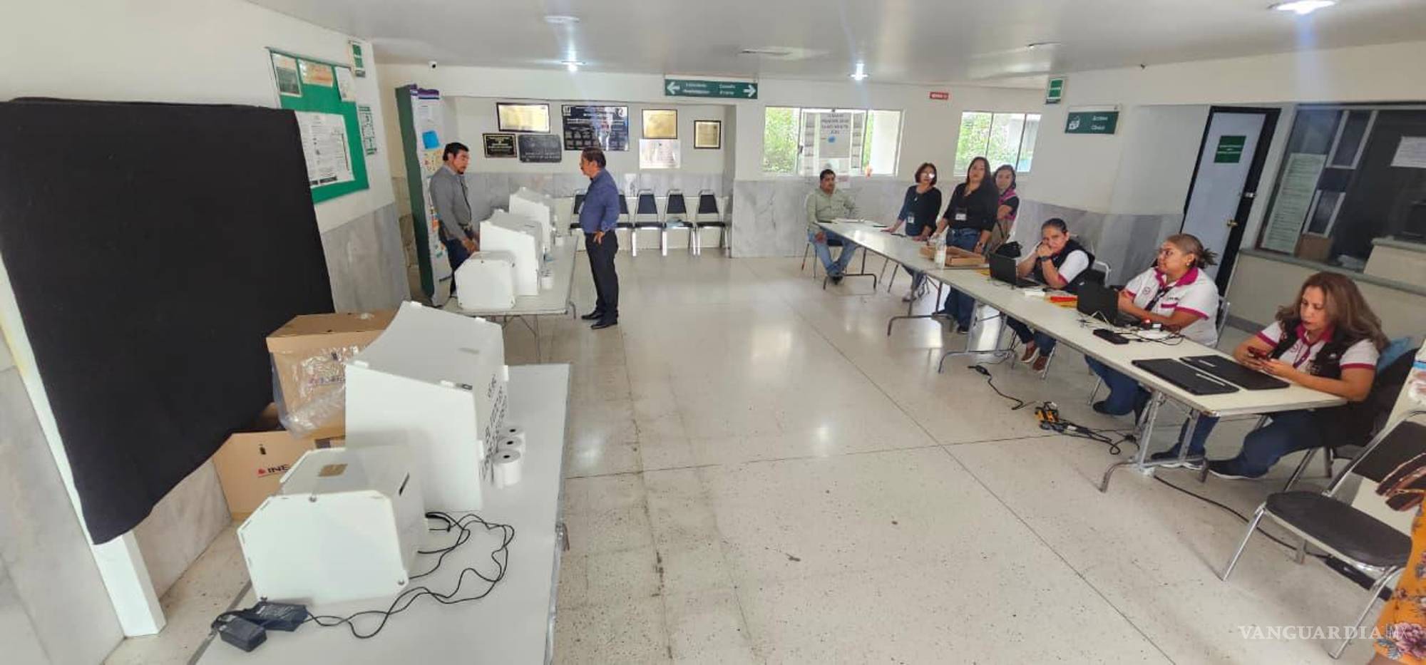 $!De acuerdo con el presidente de casilla, “hubo un alza en la corriente eléctrica, lo que ocasionó que las dos computadoras donde estaba dado de alta el padrón electoral se quemaran, por lo que tuvieron que ser reemplazadas”.