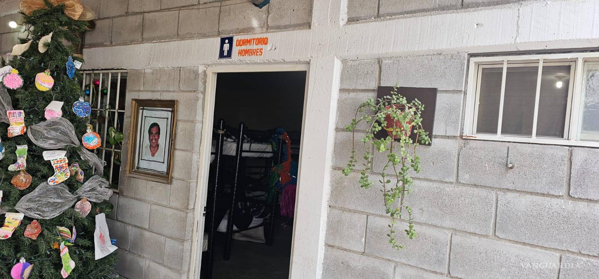 $!A pesar de la cancelación de salidas del ferrocarril, el Centro continúa atendiendo a migrantes varados, brindándoles kits de viaje con alimentos y suministros esenciales.