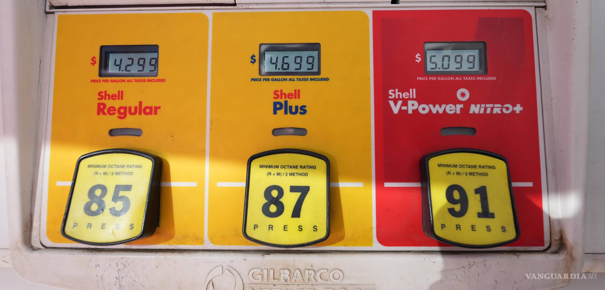 $!El precio se muestra electrónicamente sobre los tres tipos de gasolina disponibles en un surtidor de una estación Shell en Englewood, Colorado.