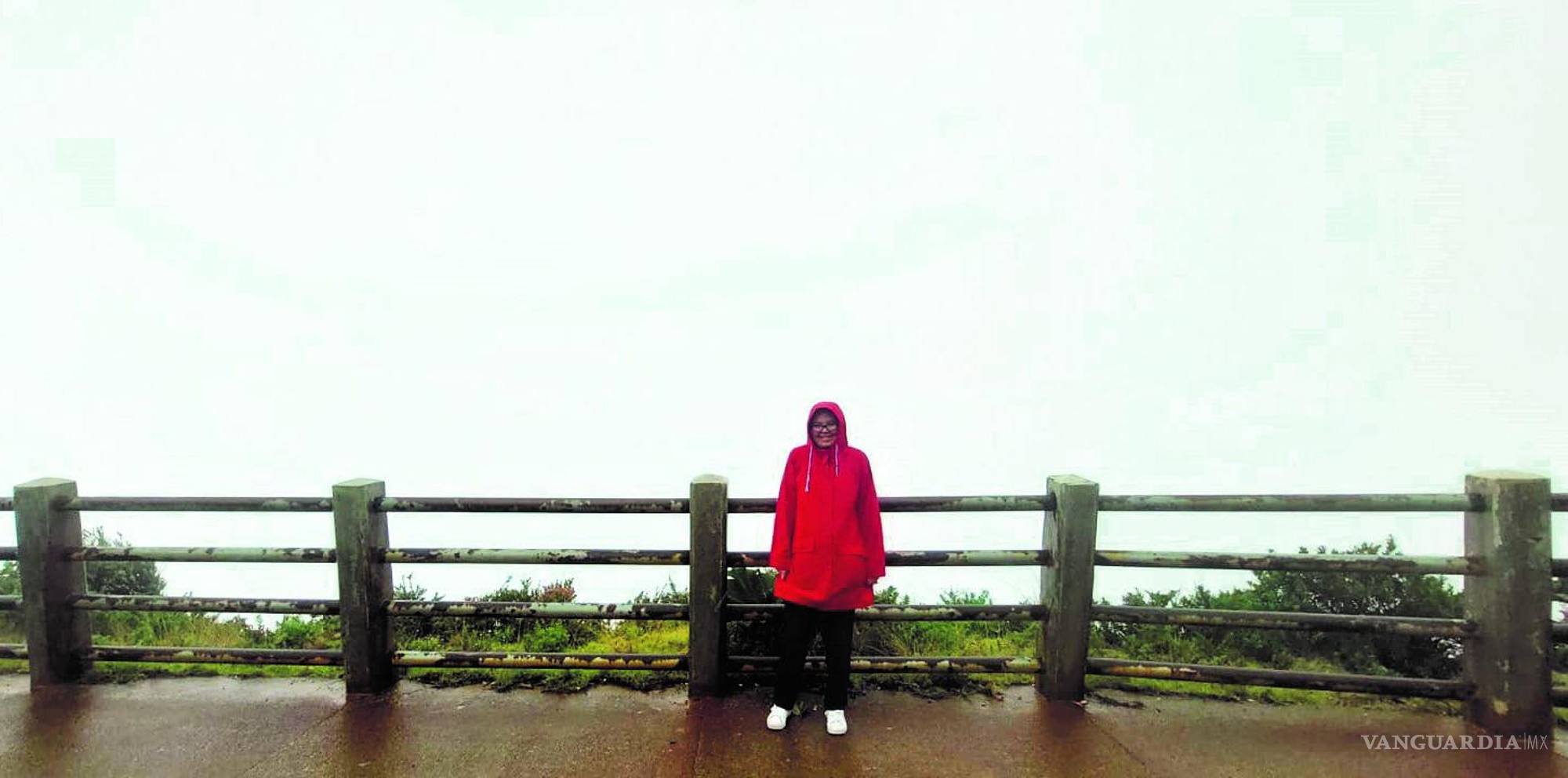 $!Cráter del volcán Poás cubierto por la neblina.