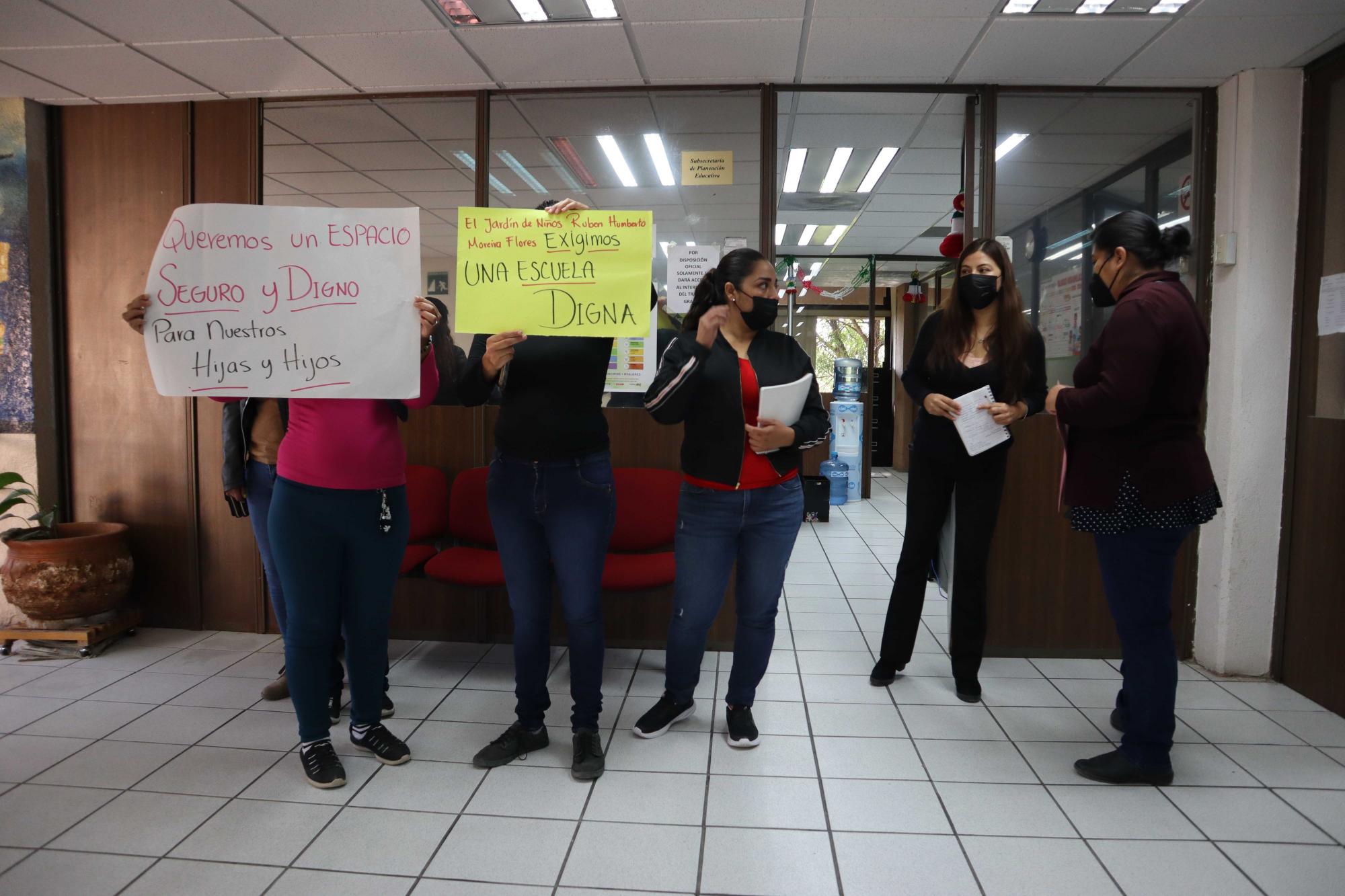 Protestan mamás en SEDU para solicitar rehabilitación de escuelas en Saltillo. Noticias en tiempo real