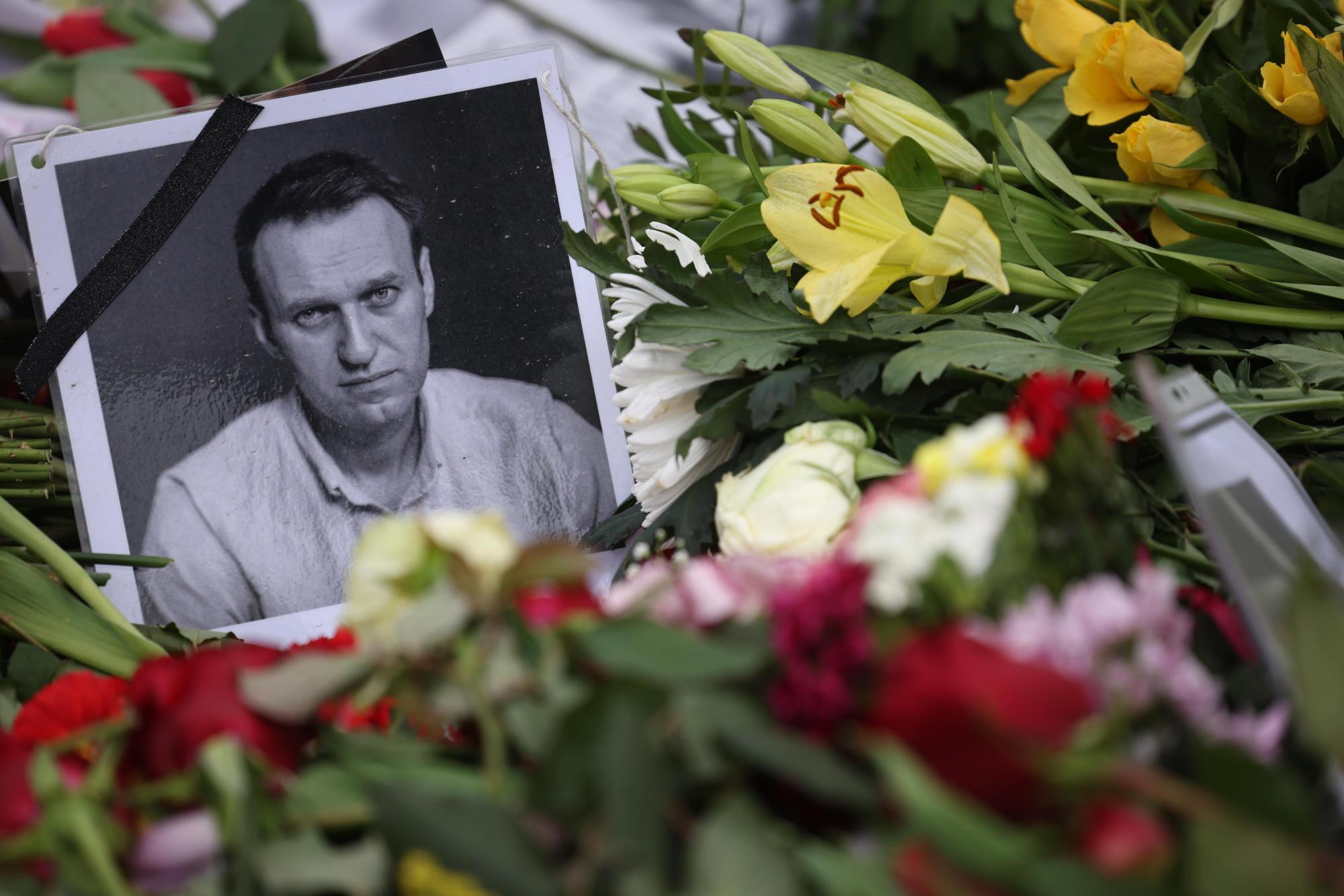 Detienen a 400 personas en homenajes improvisados a Alexei Navalny. Noticias en tiempo real