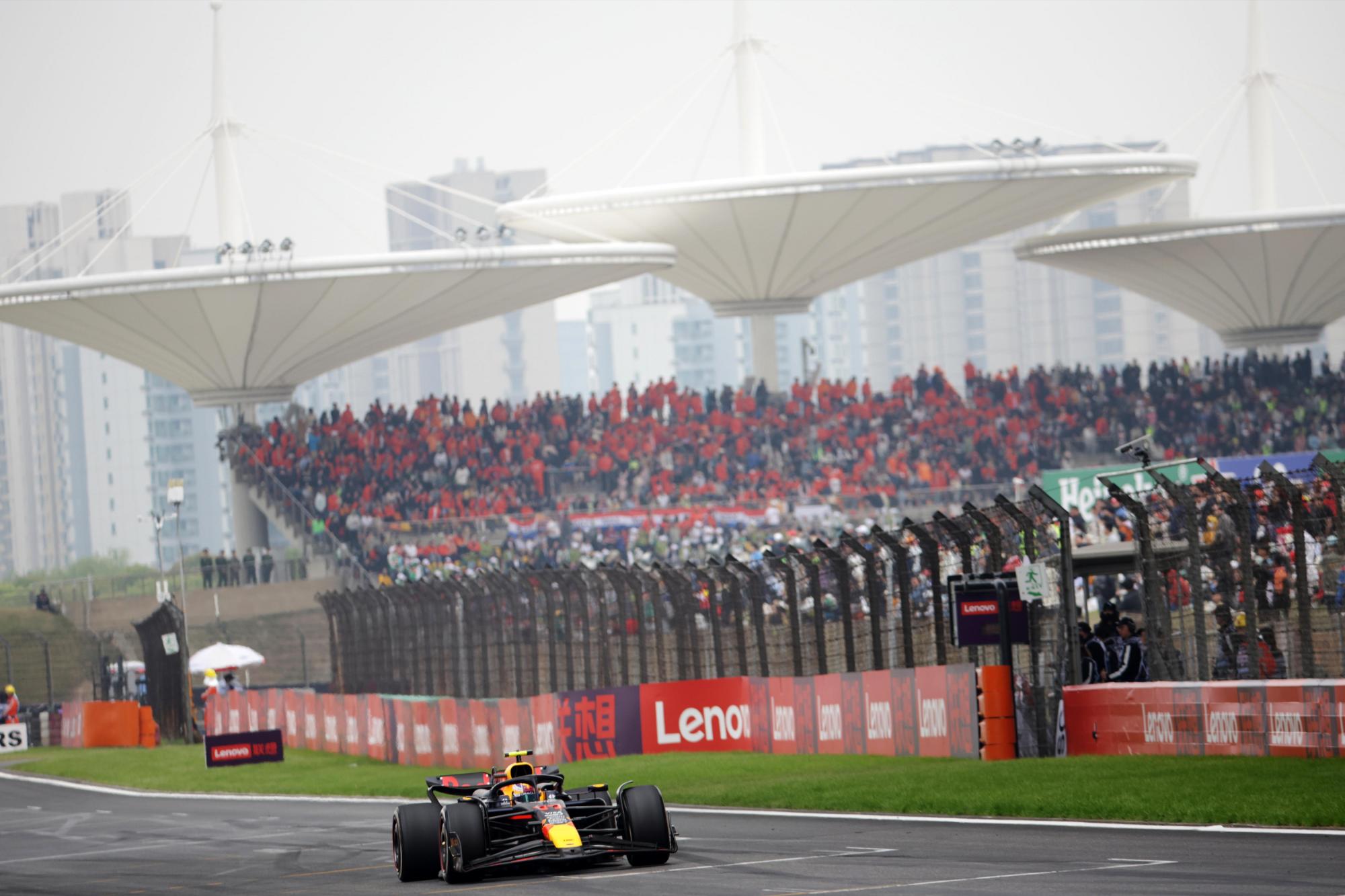 Regreso de GP de China a la mexicana, ‘Checo’ Pérez llega en tercero y primer podio de Verstappen en Shanghái . Noticias en tiempo real