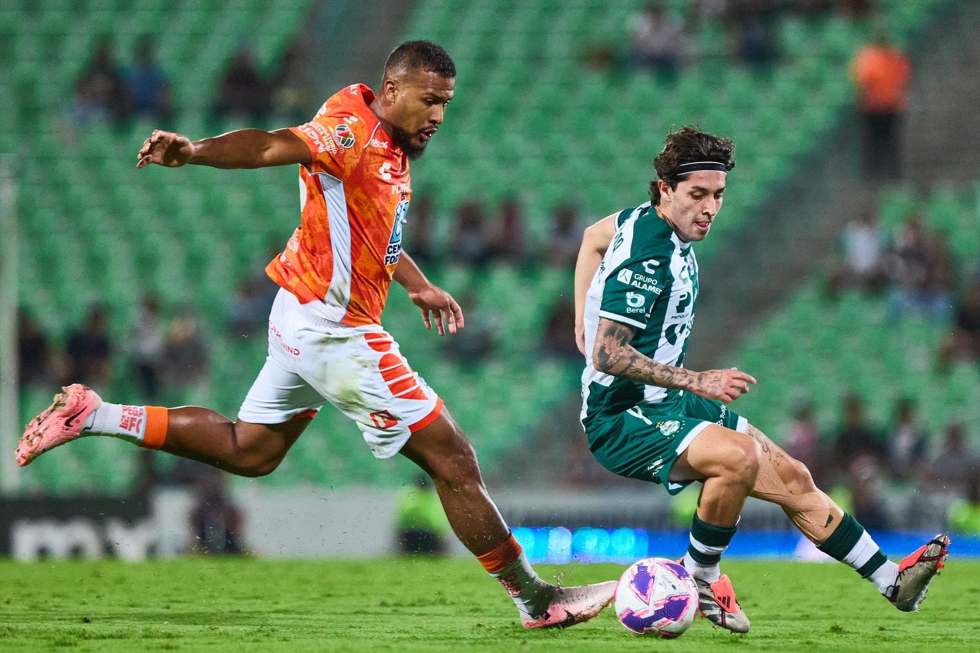 En un duelo clave de la Jornada 13 del Apertura 2024, Santos Laguna y Pachuca protagonizaron un empate 1-1 en el Estadio TSM, resultado que dejó a ambos equipos en las posiciones bajas de la tabla. E