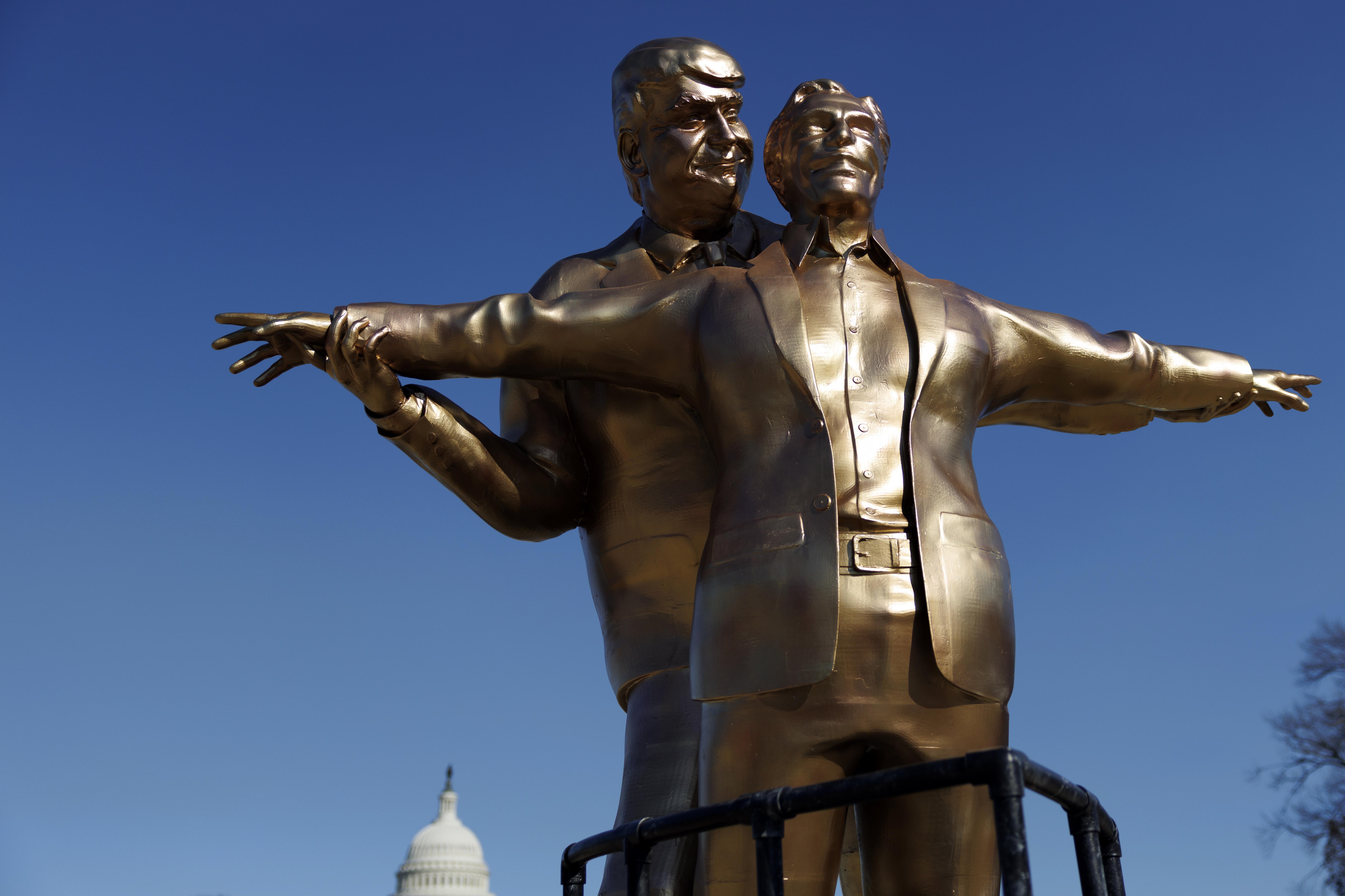 Instalan estatua de Donald Trump con Jeffrey Epstein en el Capitolio al estilo ‘Titanic’